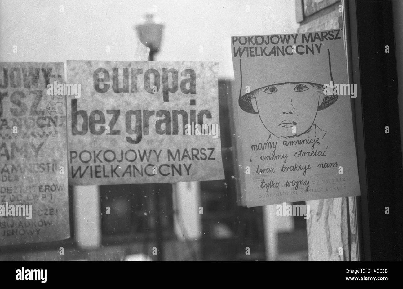 Warszawa 27.10.1990. W Centrum Kongresowym przy ulicy ¯wirki i Wigury rozpocz¹³ obrady XXV Kongres Polskiej Partii Socjalistycznej (kongres zjednoczeniowy). Nz. plakaty i ulotki w kuluarach zjazdu. meg  PAP/Adam Urbanek Stock Photo