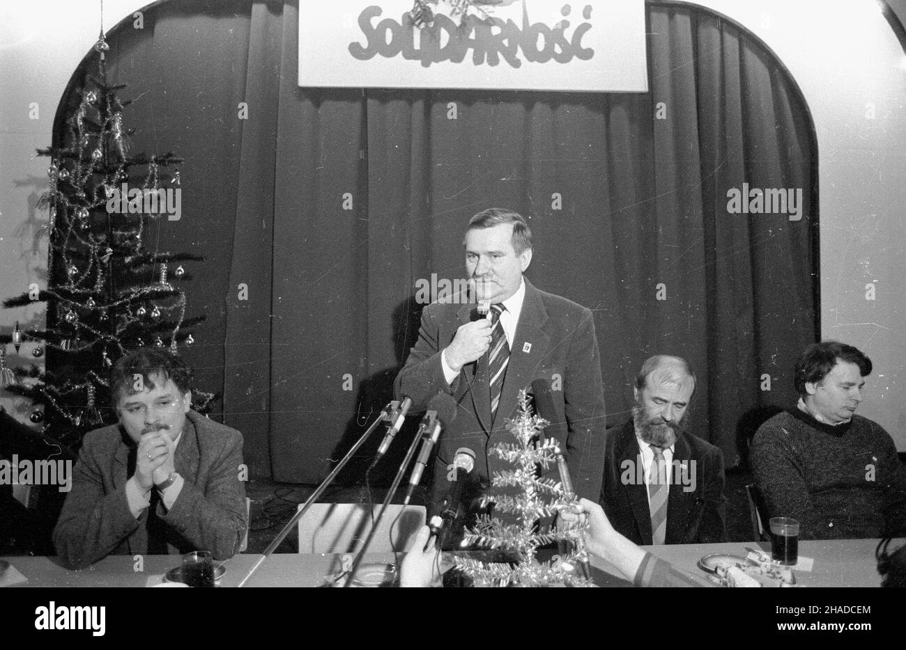 Gdañsk, 20.12.1990. Lech Wa³êsa (C) uczestniczy³ w spotkaniu op³atkowym ze zwi¹zkowcami z NSZZ Solidarnoœæ. Nz.: Lech Kaczyñski (L), Bogdan Borusewicz (P), Stefan Jurczak (2P), przemawia Lech Wa³êsa (C). (ptr) PAP/CAF/Stefan Kraszewski     Gdansk, 20.12.1990. Lech Walesa participated in the Christmas meeting with the Solidarity union members in Gdansk. Pictured: Lech Kaczynski (L), Bogdan Borusewicz (R), Stefan Jurczak (2R), Lech Walesa (C) delivers a speech. (ptr)   PAP/CAF/Stefan Kraszewski Stock Photo