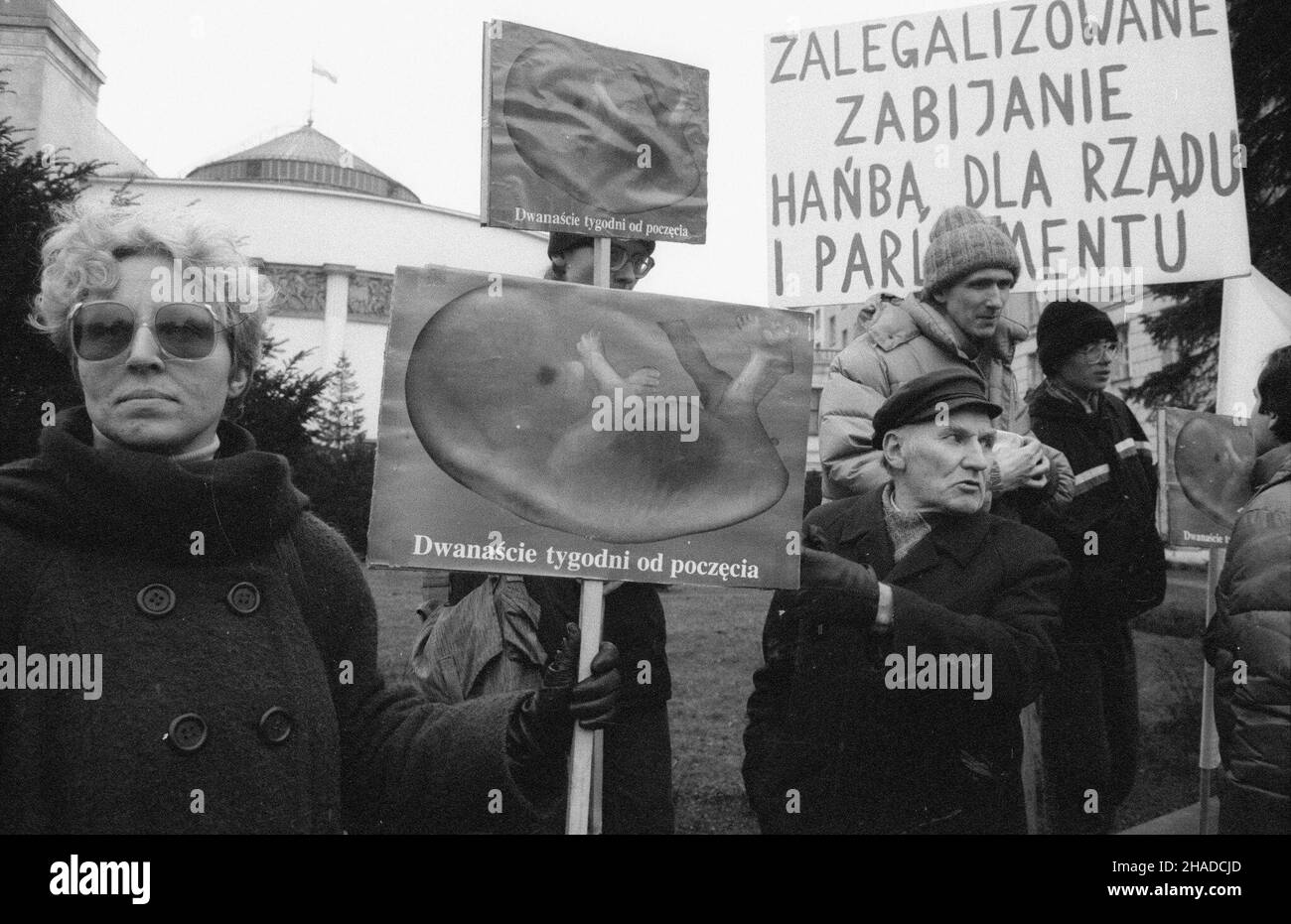 Warszawa, 24.01.1991. Pod Sejmem zosta³a zorganizowana demonstracja w obronie poczêtych dzieci. (ptr) PAP/CAF/Teodor Walczak      Warsaw, 24.01.1991. People wave banners reading 'Legalized killing is a shame for the government and the parliament' during a demonstration in defence of unborn children (nasciturus) near the Sejm in Warsaw. (ptr) PAP/CAF/Teodor Walczak Stock Photo