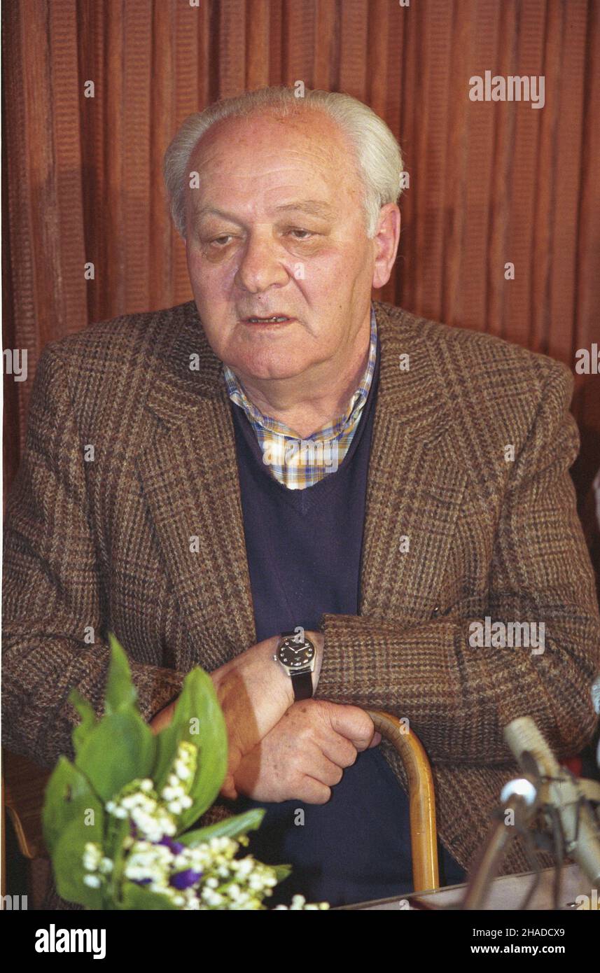 Warszawa 05.1991. Gustaw Herling-Grudziñski, pisarz, krytyk literacki, dziennikarz, ¿o³nierz, wiêzieñ ³agrów. Po 50 latach nieobecnoœci przyjecha³ do Polski 8 maja na uroczystoœæ nadania tytu³u doktora honoris causa przez Uniwersytet Poznañski. 13 i 14 maja spotka³ siê z czytelnikami w Pen Clubie i w Czytelniku. mw  PAP/Grzegorz Rogiñski    Dok³adny dzieñ wydarzenia nieustalony.         Warsaw, May 1991. Gustaw Herling-Grudzinski - a writer, literary critic, journalist, soldier, prisoner of Soviet labour camps. Herling-Grudzinski visited Poland after 50 years of absence on May 8 to receive a h Stock Photo