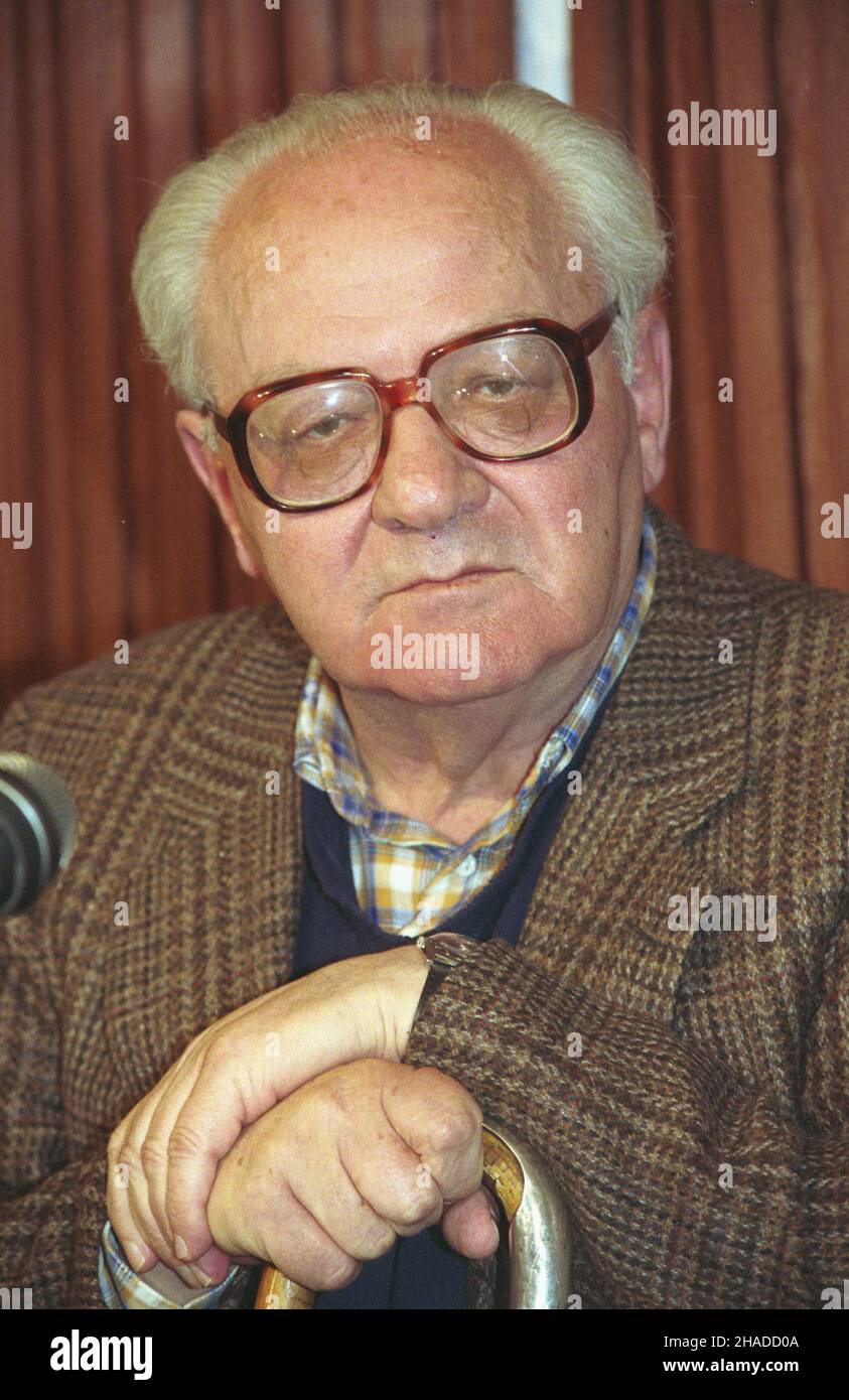 Warszawa 05.1991. Gustaw Herling-Grudziñski, pisarz, krytyk literacki, dziennikarz, ¿o³nierz, wiêzieñ ³agrów. Po 50 latach nieobecnoœci przyjecha³ do Polski 8 maja na uroczystoœæ nadania tytu³u doktora honoris causa przez Uniwersytet Poznañski. 13 i 14 maja spotka³ siê z czytelnikami w Pen Clubie i w Czytelniku. mw  PAP/Grzegorz Rogiñski    Dok³adny dzieñ wydarzenia nieustalony.         Warsaw, May 1991. Gustaw Herling-Grudzinski - a writer, literary critic, journalist, soldier, prisoner of Soviet labour camps. Herling-Grudzinski visited Poland after 50 years of absence on May 8 to receive a h Stock Photo