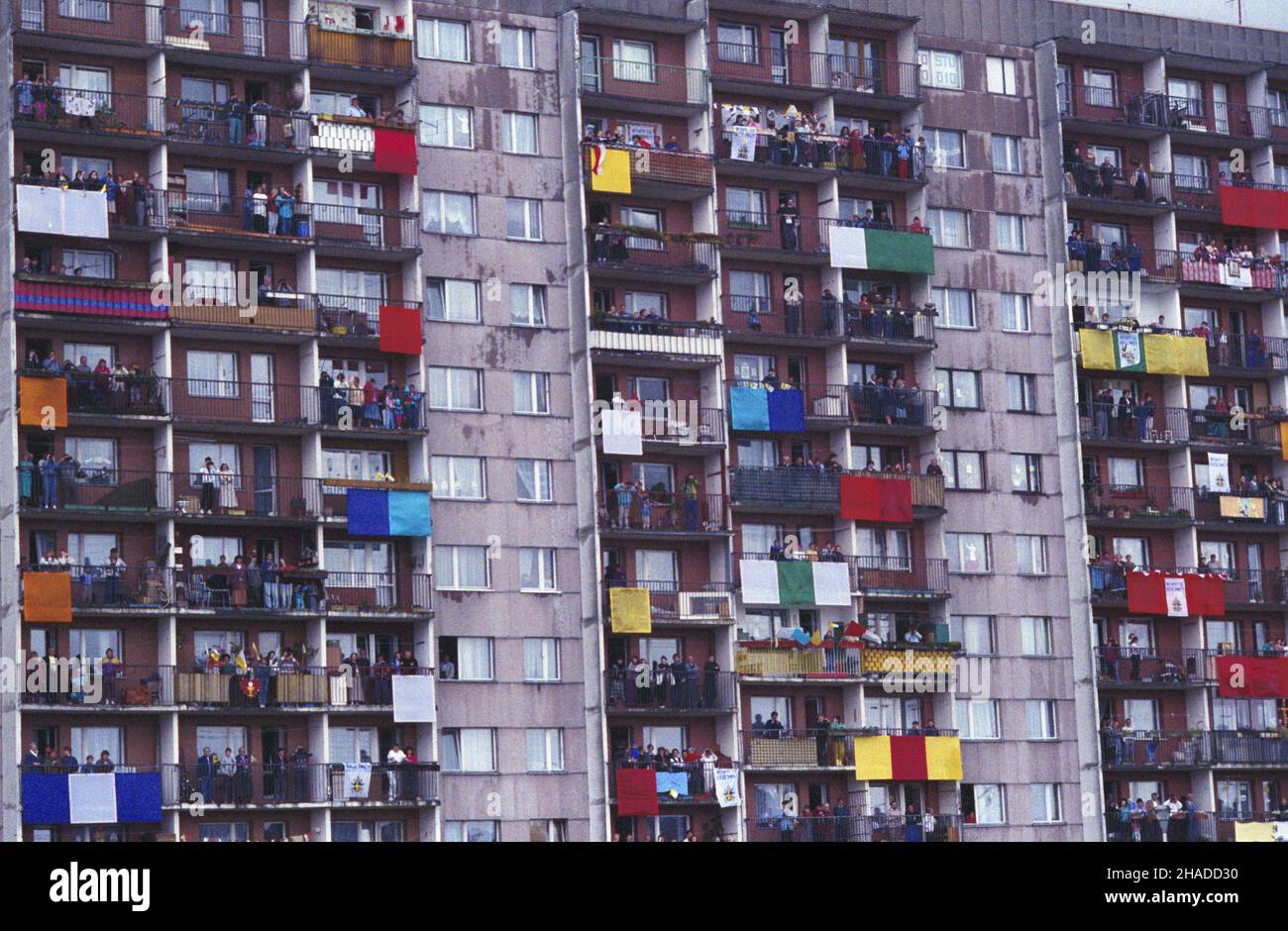 Koszalin 01.06.1991. IV pielgrzymka papie¿a Jana Paw³a II do Polski. Nz. odœwiêtnie udekorowany budynek z okazji wizyty Ojca Œwiêtego. mw  PAP/Jan Morek         Koszalin, 1 June 1991. Pope John Paul II's fourth pilgrimage to Poland. Pictured: a building decorated for the pope's visit.  mw  PAP/Jan Morek Stock Photo