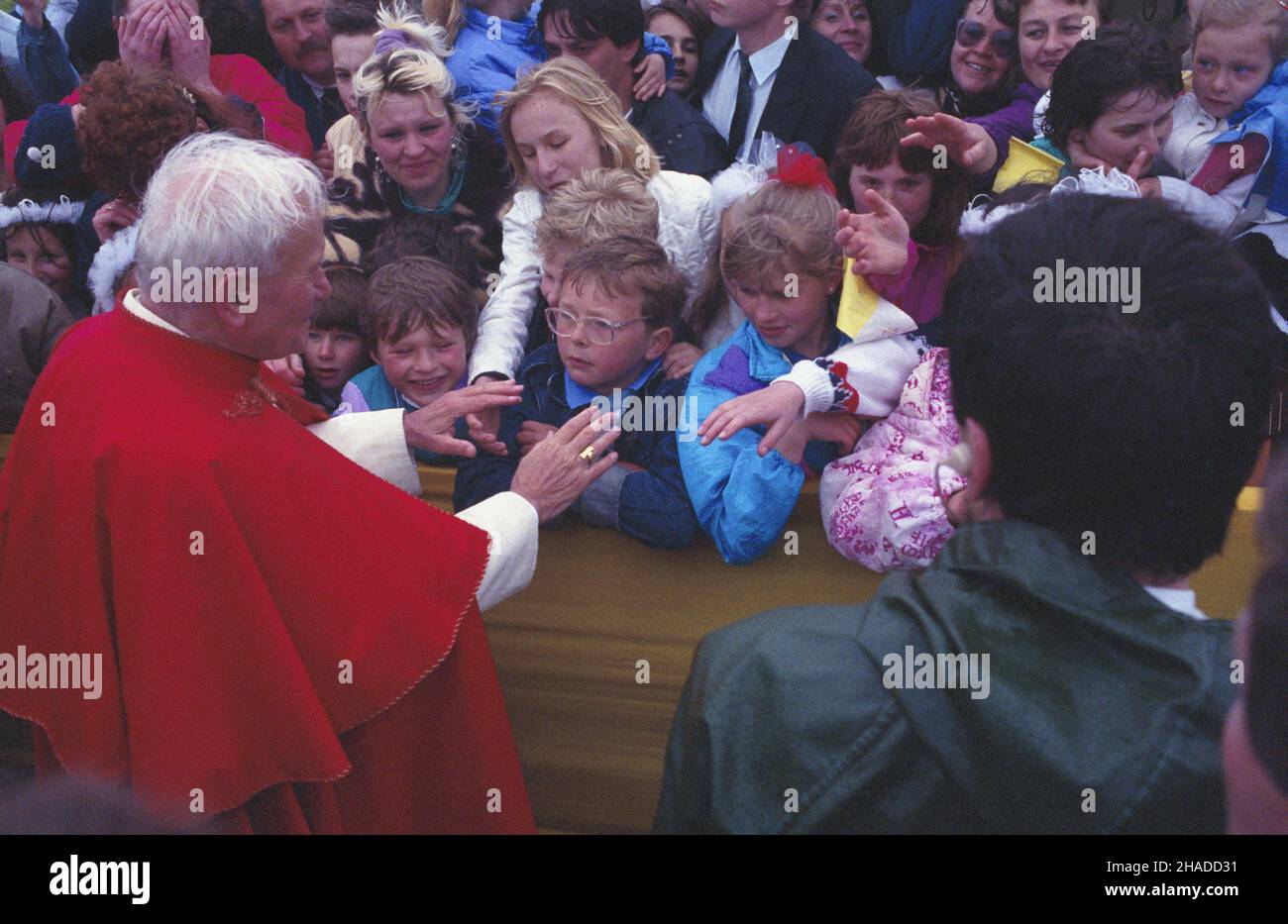 Zegrze Pomorskie 01.06.1991. IV pielgrzymka papie¿a Jana Paw³a II do Polski. Powitanie Ojca Œwiêtego (L) na lotnisku wojskowym pod Koszalinem. mw  PAP/Jan Morek         Zegrze Pomorskie, 1 June 1991. Pope John Paul II's fourth pilgrimage to Poland. A welcoming ceremony for the pope (L) at the military airport near Koszalin.  mw  PAP/Jan Morek Stock Photo