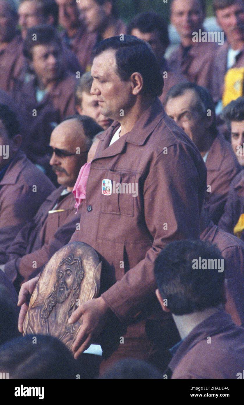 P³ock 07.06.1991. IV pielgrzymka papie¿a Jana Paw³a II do Polski. Zak³ad Karny, spotkanie Ojca Œwiêtego z ok. 330 skazanymi. Nz. wiêzieñ z podarunkiem dla Ojca Œwiêtego, wykonan¹ przez siebie p³askorzeŸb¹ przedstawiaj¹c¹ g³owê Chrystusa. mw  PAP/Grzegorz Rogiñski         Plock, 7 June 1991. Pope John Paul II's fourth pilgrimage to Poland. The pope meets around 330 prison inmates. Pictured: a prisoner with a gift for the pope, a self-made low-relief of Christ head.  mw  PAP/Grzegorz Roginski Stock Photo