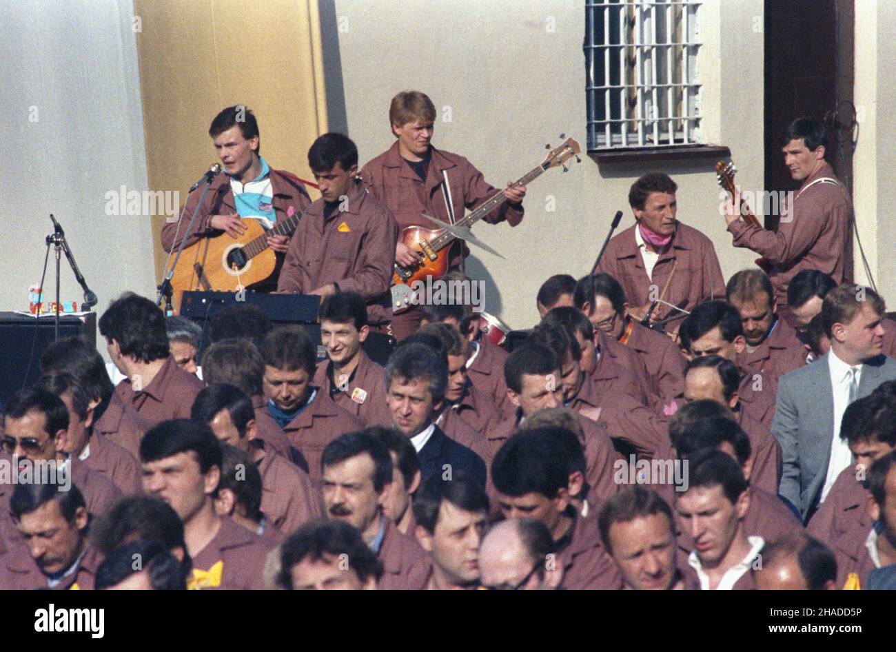 P³ock 07.06.1991. IV pielgrzymka papie¿a Jana Paw³a II do Polski. Zak³ad Karny, spotkanie Ojca Œwiêtego z ok. 330 skazanymi. Nz. wystêp wiêziennego zespo³u muzycznego. mw  PAP/Grzegorz Rogiñski         Plock, 7 June 1991. Pope John Paul II's fourth pilgrimage to Poland. The pope meets around 330 prison inmates. Pictured: a prison band performing.  mw  PAP/Grzegorz Roginski Stock Photo