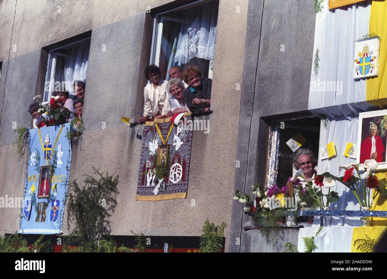 Przemyœl 02.06.1991. IV pielgrzymka papie¿a Jana Paw³a II do Polski. Nz. Nz. odœwiêtnie udekorowane budynki. mw  PAP/Grzegorz Rogiñski         Przemysl, 2 June 1991. Pope John Paul II's fourth pilgrimage to Poland. Pictured: buildings decorated for the pope's visit.  mw  PAP/Grzegorz Roginski Stock Photo