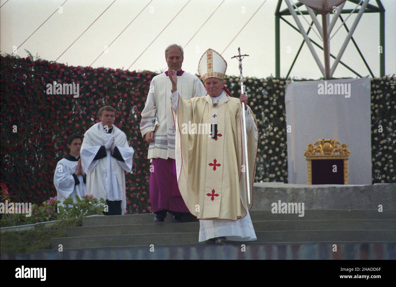 £om¿a 04.06.1991. IV pielgrzymka papie¿a Jana Paw³a II do Polski. Msza œwiêta dla rolników. Obok Ojca Œwiêtego Mistrz Papieskich Ceremonii Liturgicznych pra³at Piero Marini. mw  PAP/Wojciech Kryñski         Lomza, 4 June 1991. Pope John Paul II's fourth pilgrimage to Poland. A Holy Mass for farmers. Next to John Paul II Master of Papal Liturgical Ceremonies Piero Marini.   mw  PAP/Wojciech Krynski Stock Photo