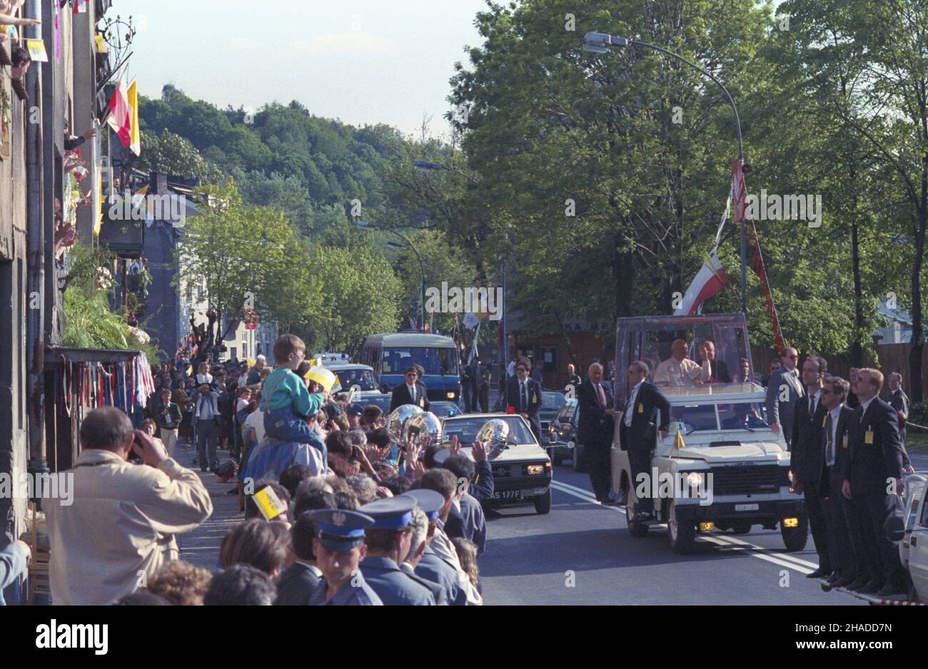 Przemyœl 02.06.1991. IV pielgrzymka papie¿a Jana Paw³a II do Polski. Nz. przejazd papamobile. mw  PAP/Grzegorz Rogiñski         Przemysl, 2 June 1991. Pope John Paul II's fourth pilgrimage to Poland. Pictured: the pope's motorcade.  mw  PAP/Grzegorz Roginski Stock Photo