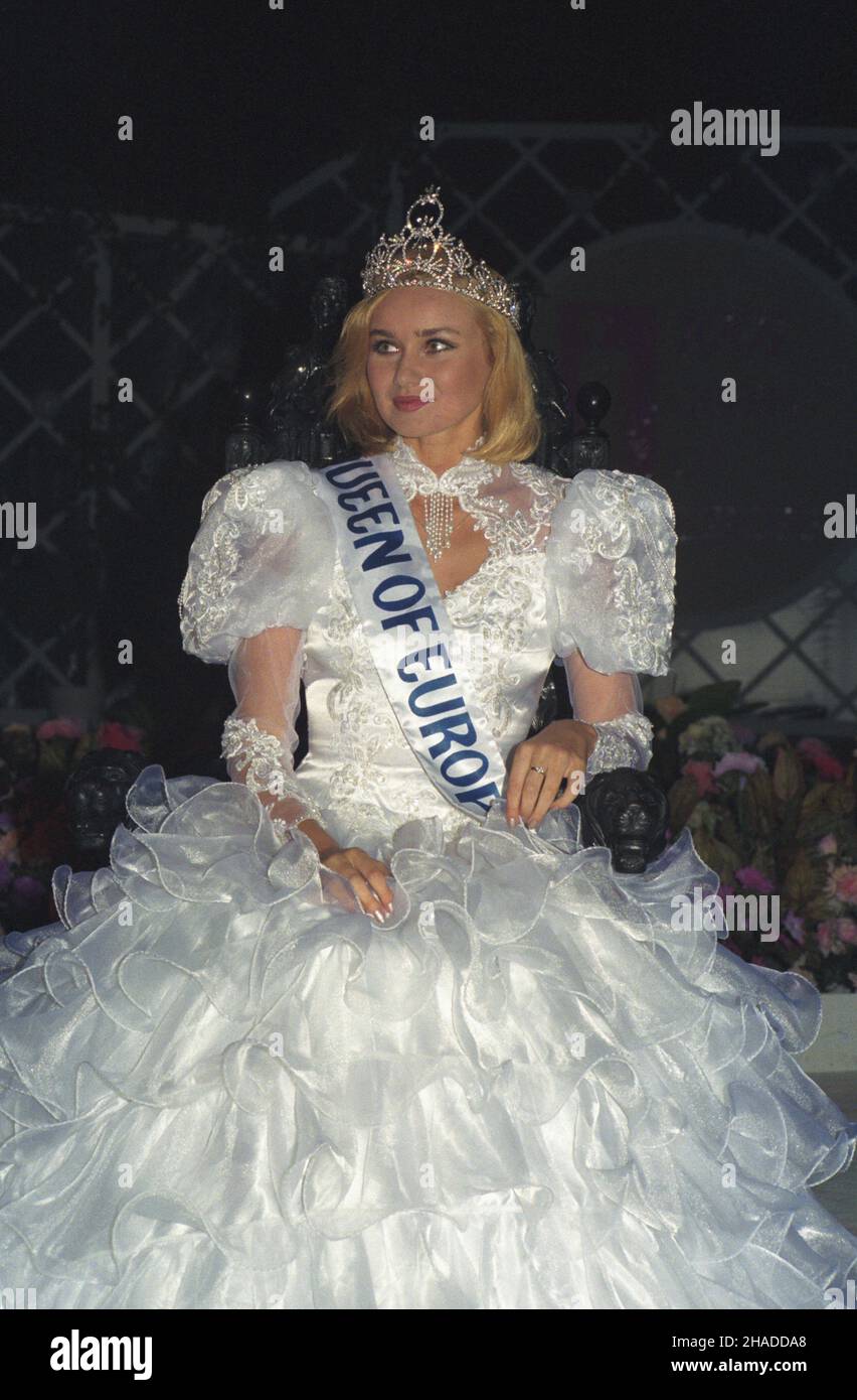 Sopot 20.07.1991. Fina³ konkursu Queen of Europe w Operze Leœnej. Konkurs Queen of Europe jest pierwszym miêdzynarodowym konkursem piêknoœci, którego fina³ odbywa siê w Polsce. Nz. Królowa Europy 1991 Ewa Szymczak. msa  PAP/Witold Jab³onowski         Poland July 1991. The final gala show of the Queen of Europe 1991 international beauty pageant in Sopot, the first international beauty contest final gala event to have been held in Poland. Pictured: Queen of Europe 1991 Ewa Szymczak.  msa  PAP/Witold Jablonowski    Event day unknown Stock Photo