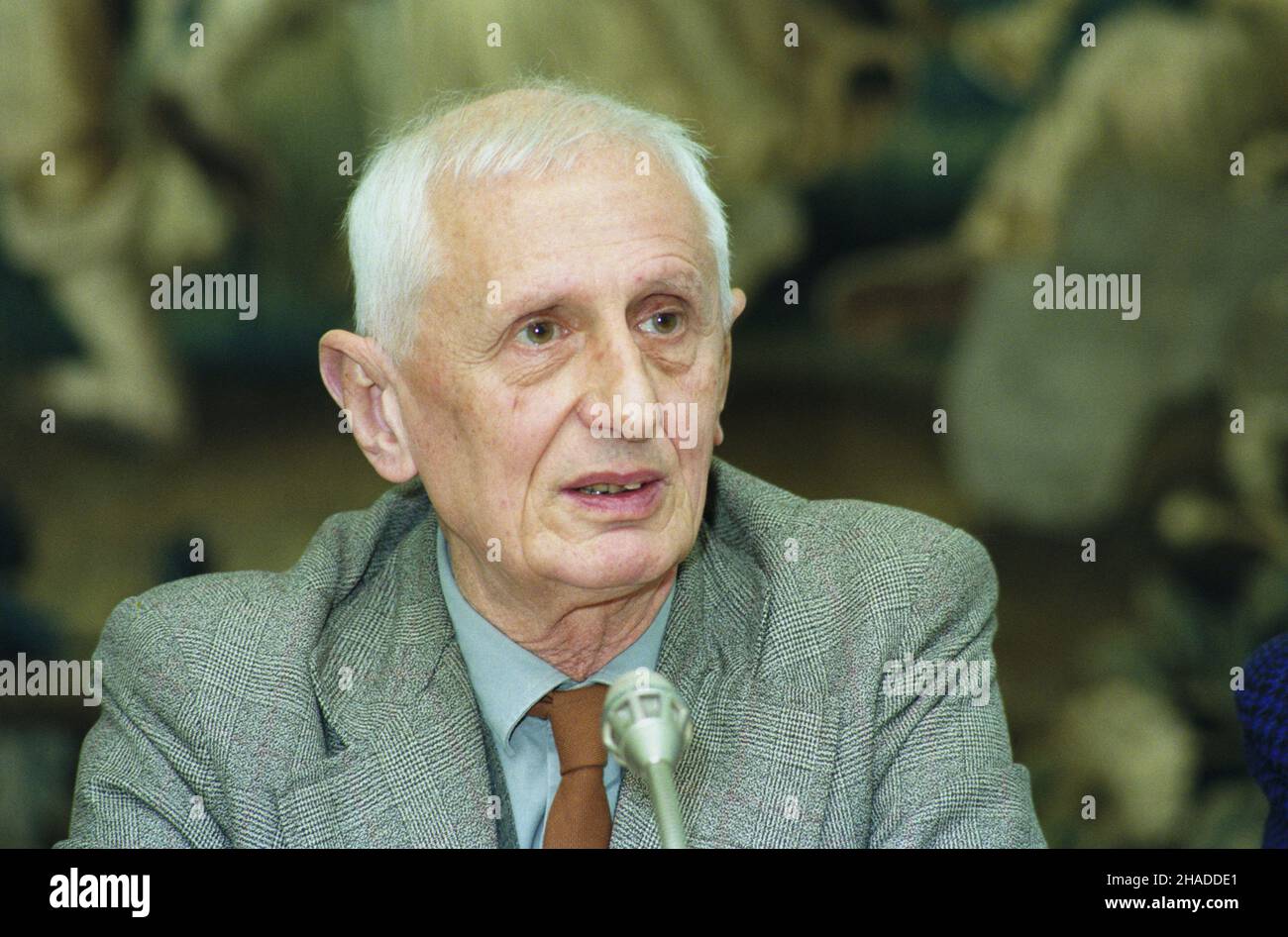 Warszawa 10.1991. Marek Rostworowski, minister kultury i sztuki w rz¹dzie Jana Krzysztofa Bieleckiego. msa  PAP/Janusz Mazur    Dok³adny dzieñ wydarzenia nieustalony.         Warsaw October 1991. Marek Rostowski, Culture and Arts Minister at Jan Krzysztof Bielecki's office.  msa  PAP/Janusz Mazur    Event date unknown. Stock Photo