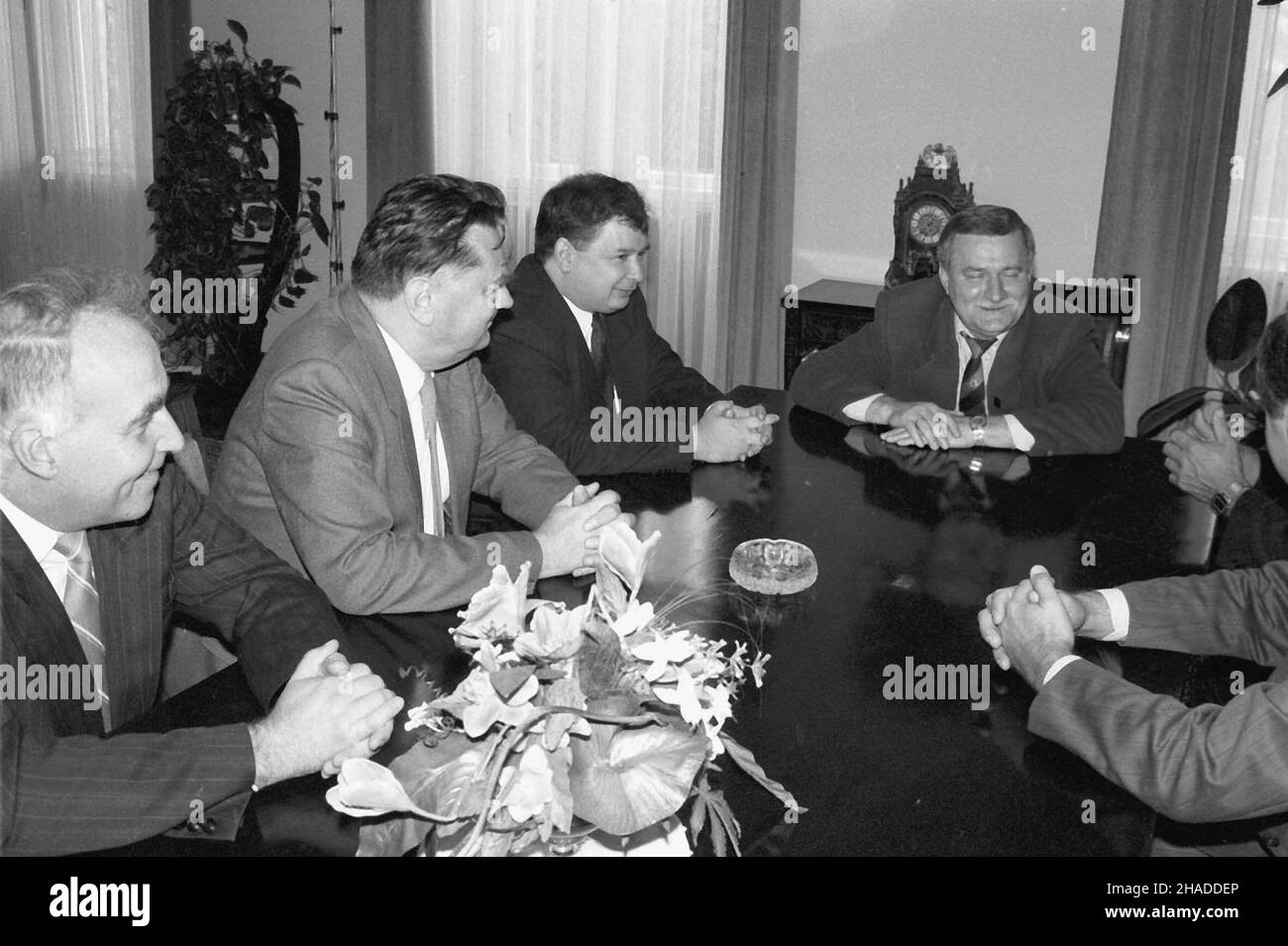 Warszawa, 23.09.1991. Prezydent Lech Wa³êsa spotka³ siê z przedstawicielami koalicji Porozumienia Centrum. Nz. m.in. Jan Olszewski (2L), Jaros³aw Kaczyñski (3L) i Lech Wa³êsa (P). (kru) PAP/Janusz Mazur     Warsaw, 23.09.1991. Polish President Lech Walesa met with representatives of the Centre Agreement (PC) party, in Warsaw. Pictured: Jan Olszewski (2L), Jaroslaw Kaczynski (3L) and Lech Walesa (R). (kru) PAP/Janusz Mazur Stock Photo