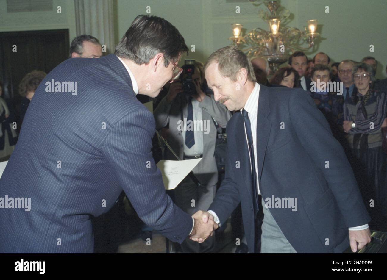 Warszawa 24.11.1991. Uroczystoœæ w Sali Kolumnowej Sejmu wrêczenia pose³om elektorom I kadencji zaœwiadczeñ o wyborze do Sejmu Rzeczpospolitej Polskiej. Nz. przewodnicz¹cy Pañstwowej Komisji Wyborczej Andrzej Zoll (L) i pose³ Janusz Onyszkiewicz. ka PAP/Andrzej Rybczyñski Warsaw 24 November 1991. Newly-elected deputies of the Polish Republic Sejm (lower house) of the 1st ternure receive election certificates at the Sejm Column Hall. Pictured: chairman of the State Electoral Commission (PKW) Andrzej Zoll (left) and deputy Janusz Onyszkiewicz. ka PAP/Andrzej Rybczynski Stock Photo