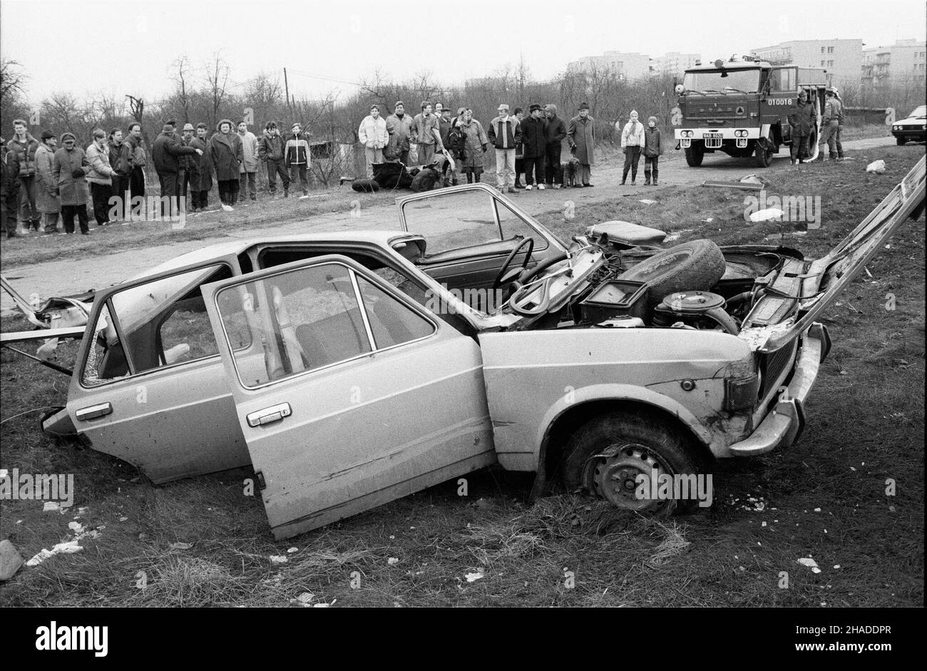 Polska, 02.1992. Wrak samochodu po wypadku. (ptr) PAP/Andrzej Rybczyñski ***Dok³adny dzieñ wydarzenia nieznany***     02.1992. View of a crashed car. (ptr) PAP/Andrzej Rybczynski ***Event date unknown*** Stock Photo