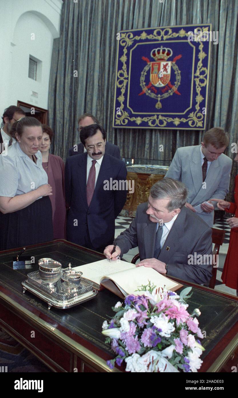 Hiszpania Sewilla 03.05.1992. Wizyta prezydenta RP Lecha Wa³êsy w Hiszpanii (3-4 maja 1992) na Wystawie Uniwersalnej Expo'92. Nz. prezydent Wa³êsa wpisuje siê do ksiêgi honorowej Expo'92, wy³o¿onej w Pawilonie Królewskim, który zorganizowano w klasztorze Santa Maria de las Cuevas. meg  PAP/Teodor Walczak         Spain Seville 03 May 1992. Poland's President Lech Walesa paying a visit to Spain (3-4 May 1992) at the Expo'92 Univrsal Exhbition. Pictured: President Lech Walesa making an entry to the Expo'92 Book of Honour laid out at the Royal Pavilion organised at the Santa Maria de las Cuevas mo Stock Photo
