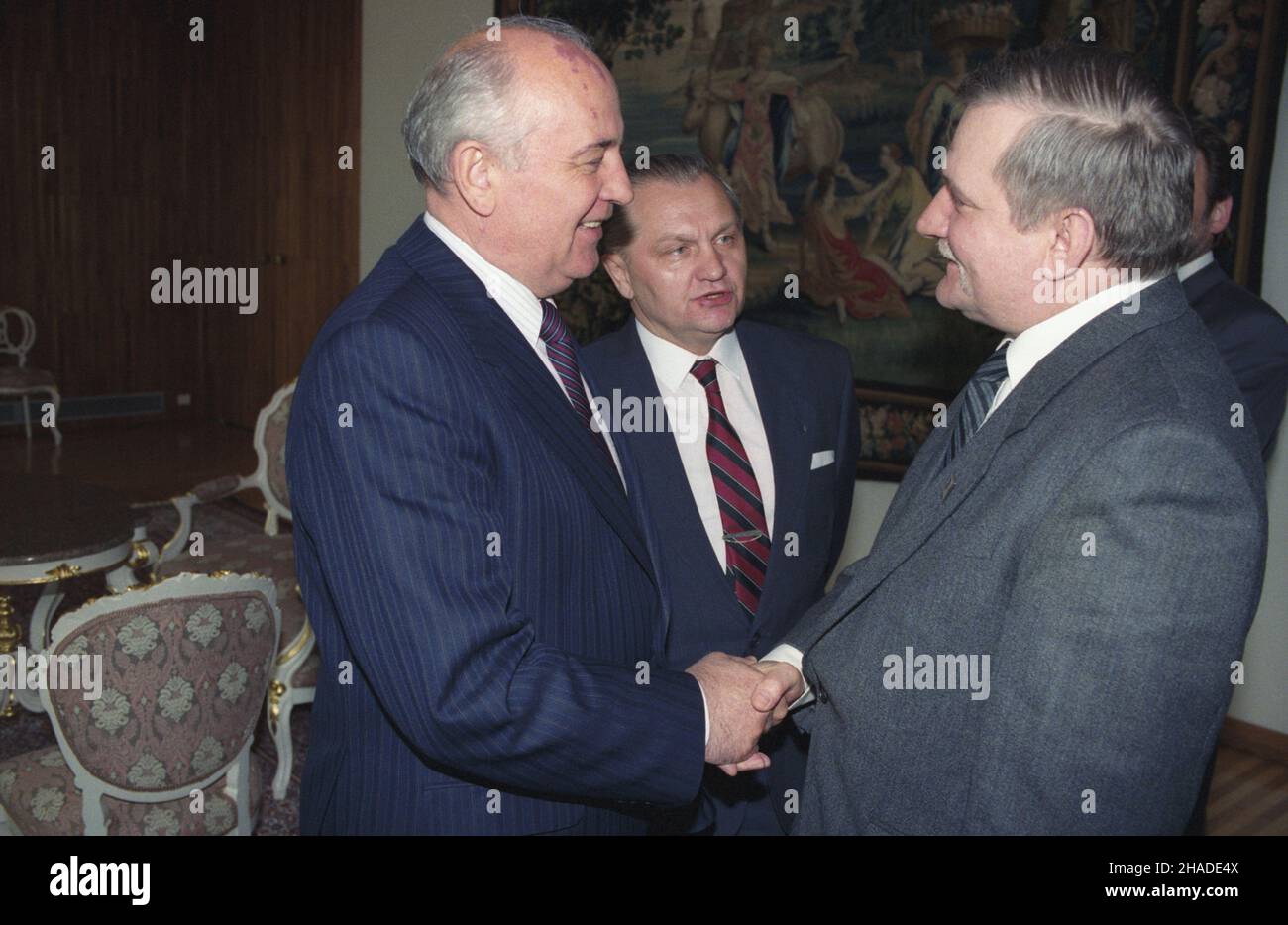 Rosja Moskwa 22.05.1992. Wizyta prezydenta RP Lecha Wa³êsy w Federacji Rosyjskiej w dniach 21-23 maja 1992 r. Nz. spotkanie prezydenta Wa³êsy (P) z by³ym prezydentem ZSRR Michai³em Gorbaczowem (L) w Ambasadzie RP. wb PAP/Janusz Mazur Russia Moscow 22 May 1992. Poland's President Lech Walesa visits the Russian Federation on May 21 to 23, 1992. Pictured: President Walesa (R) meets former Soviet Union's President Mikhail Gorbachev (L) at Poland's embassy. wb PAP/Janusz Mazur Stock Photo