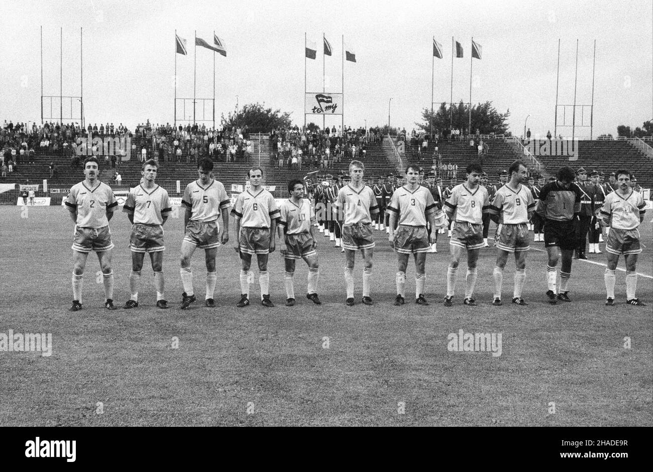 Warszawa, 1992-06-24. Mecz pi³ki no¿nej Górnik Zabrze - MiedŸ Legnica. Nz. dru¿yna Miedzi - Legnica od lewej: Michalski, Cymba³a, Ciliñski, Gierejkiewicz, Dariusz Baziuk, Wójcik, Przerywacz, Dziarmaga, Dyluk i P³aczkiewicz.  ppr  PAP/Teodor Walczak Stock Photo