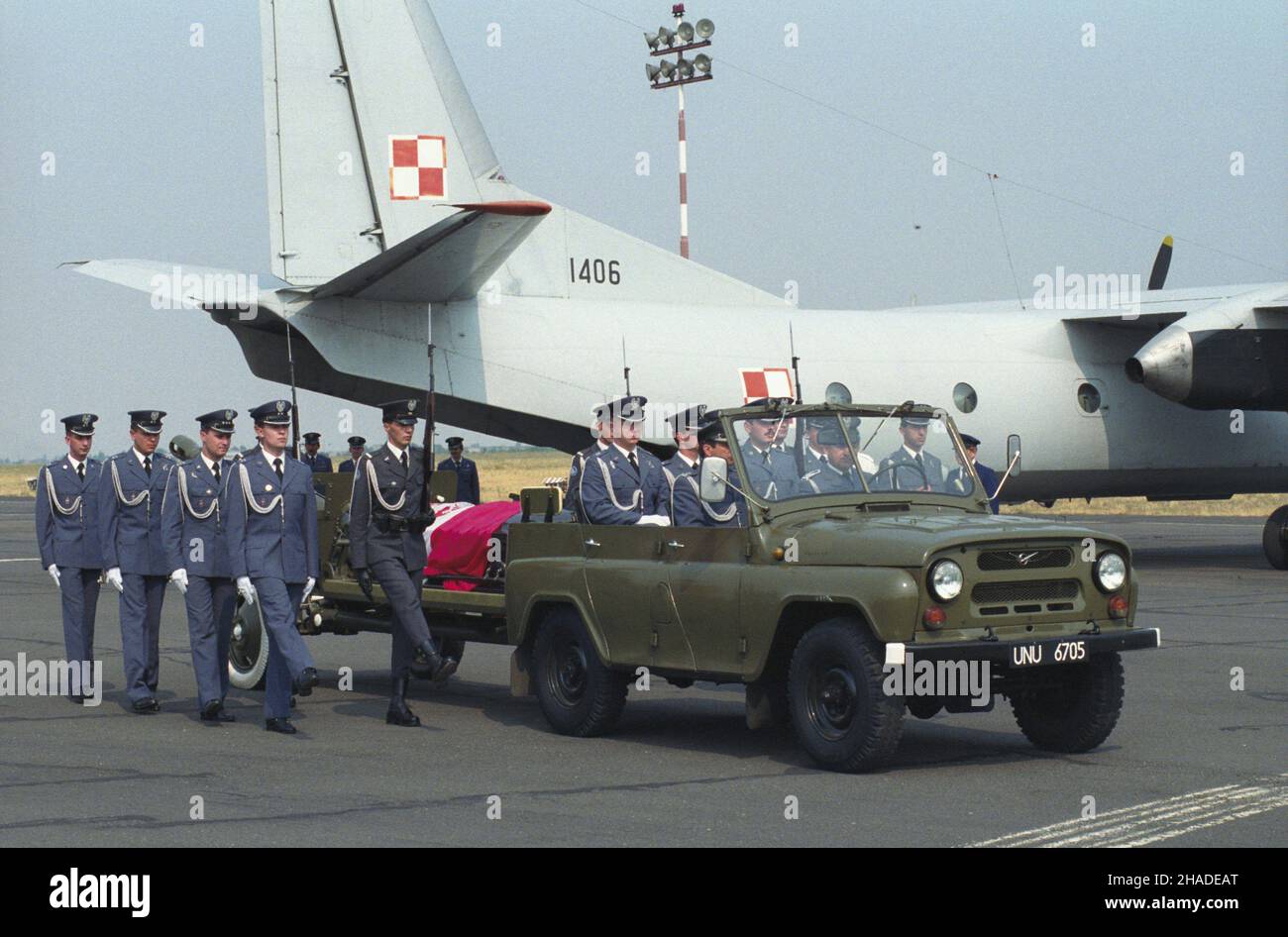 Poznañ 03.07.1992. Kondukt z trumn¹ z prochami Ignacego Jana Paderewskiego na lotnisku £awica, sk¹d przewieziono j¹ na Uniwersytet Adama Mickiewicza. wb  PAP/Romuald Królak           Poznan, Poland, 03 July 1992. Guard of Honor by the coffin with ashes of Ignacy Jan Paderewski during the ceremonial procession from Lawica Airport to Adam Mickiewicz University in Poznan. PAP/ROMUALD KROLAK Stock Photo