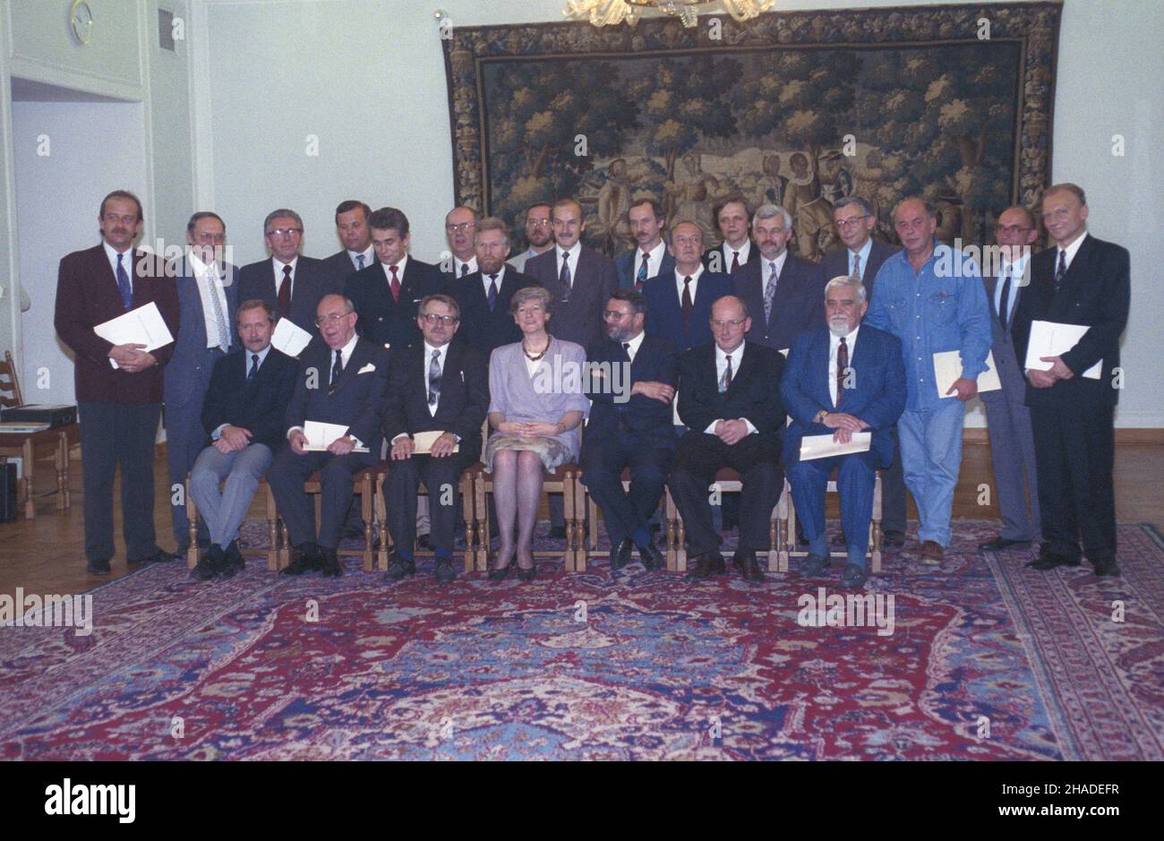 Warszawa 11.07.1992. Wrêczenie nominacji cz³onkom rz¹du Hanny Suchockiej w Belwederze. Nz. stoj¹: minister spraw wewnêtrznych Andrzej Milczanowski (P), minister gospodarki przestrzennej i budownictwa Andrzej Bratkowski (2P), minister pracy i polityki socjalnej Jacek Kuroñ (3P), minister finansów Jerzy Osiatyñski (4P), minister, cz³onek Rady Ministrów ds. integracji z Uni¹ Europejsk¹ Jan Krzysztof Bielecki (5P), minister ³¹cznoœci Krzysztof Kilian (6P), przewodnicz¹cy Komitetu Badañ Naukowych Witold Karczewski (7P), minister przekszta³ceñ w³asnoœciowych Janusz Lewandowski (8P), minister - kiero Stock Photo