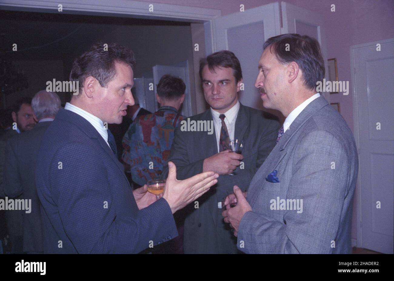 Warszawa 06.10.1992. Przyjêcie z okazji pobytu w Polsce delegacji parlamentarnej Austrii w Ambasadzie tego kraju. Nz.  od lewej: jeden z trzech wspó³przewodnicz¹cych Unii Pracy Zbigniew Bujak (L), prezes NKW PSL Waldemar Pawlak (C) i pose³ PSL Aleksander Bentkowski (P). wb  PAP/Zbigniew Matuszewski         Warsaw, Poland, 06 October 1992. Co-chairmen of the Labor Union Zbigniew Bujak (L), Leader of Polish People's Party Waldemar Pawlak (C) and member of the Polish People's Party PSL Aleksander Bentkowski (R) during official reception for the Austrian Parliamentary delegation in Poland in Embas Stock Photo