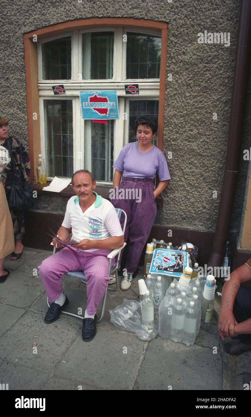 Praszka 09.08.1993. Demonstracja pracowników zwolnionych z Zak³adów Sprzêtu Motoryzacyjnego POLMO, które z przyczyn ekonomicznych ograniczy³y zatrudnienie. Protest otrzyma³ wsparcie polityczne ze strony Samoobrony RP. Nz. pikieta przed Urzêdem Miejskim w Praszce z ¿¹daniem pracy dla zwolnionych pracowników. mta  PAP/Krzysztof Œwiderski       Praszka 9 August 1993. The workers laid off from the POLMO automotive equipment plant stage a protest. Pictured: a picket in front of the Town Council in Praszka in support of the demands to reinstate those laid-off.  mta  PAP/Krzysztof Swiderski Stock Photo