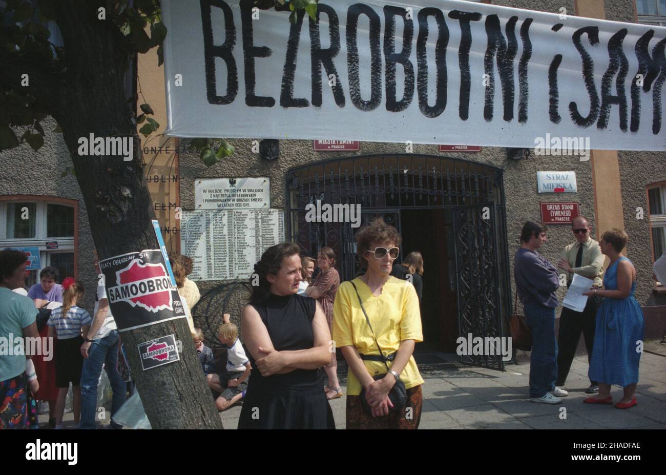 Praszka 09.08.1993. Demonstracja pracowników zwolnionych z Zak³adów Sprzêtu Motoryzacyjnego POLMO, które z przyczyn ekonomicznych ograniczy³y zatrudnienie. Protest otrzyma³ wsparcie polityczne ze strony Samoobrony RP. Nz. pikieta przed Urzêdem Miejskim w Praszce z ¿¹daniem pracy dla zwolnionych pracowników. mta  PAP/Krzysztof Œwiderski       Praszka 9 August 1993. The workers laid off from the POLMO automotive equipment plant stage a protest. Pictured: a picket in front of the Town Council in Praszka in support of the demands to reinstate those laid-off.  mta  PAP/Krzysztof Swiderski Stock Photo