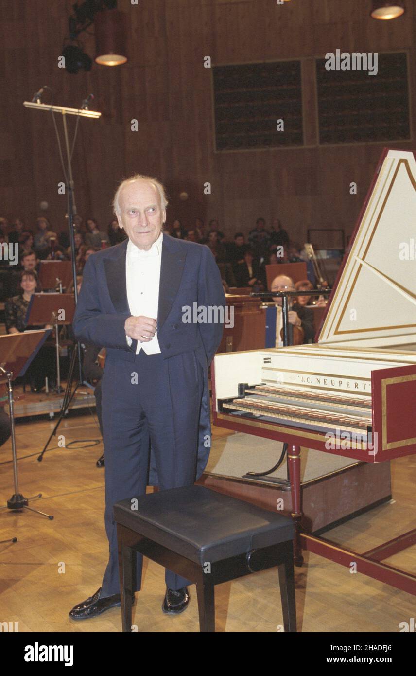 Warszawa 26.01.1993. Skrzypek i dyrygent Yehudi Menuhin (C) w Polsce. Nz. koncert z Sinfoni¹ Varsovi¹ w Studio S1 w kompleksie radiowo-telewizyjnym przy ul. Jana Paw³a Woronicza 17. msa  PAP/Janusz Mazur         Warsaw 26 January 1993. Violinist and conductor Yehudi Menuhin (C) visits Poland. Pictured: a concert with the Sinfonia Varsovia orchestra in the S1 Studio at 17 Jana Pawla Woronicza Street.  msa  PAP/Janusz Mazur Stock Photo