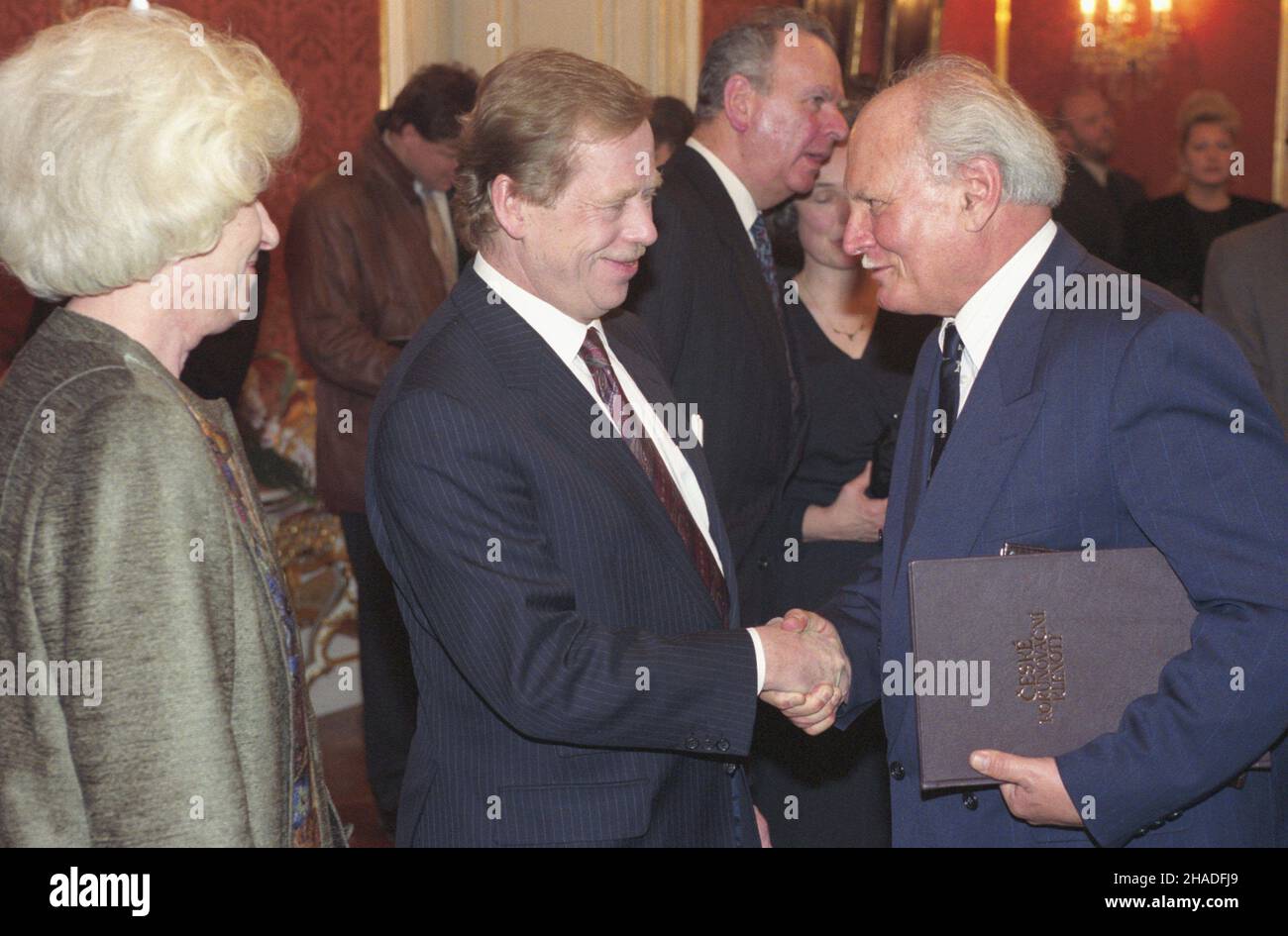 Czechy Praga 02.02.1993. Zaprzysiê¿enie Vaclava Havla na prezydenta Republiki Czeskiej. Nz. Vaclav Havel (2L) z ma³¿onk¹ Olg¹ (L), prezydent Republiki Wêgierskiej Arpad Goencz (P), w zamku praskim na Hradczanach. msa PAP/Maciej Belina Brzozowski Czech Republic Prague 02 February 1993. The swearing-in ceremony of Vaclav Havel as the president of the Czech Republic. Pictured: Vaclav Havel (2nd left) with First Lady Olga (left), Hungarian President Arpad Goencz (right) at Prague's Hradcany Castle. msa PAP/Maciej Belina Brzozowski Stock Photo