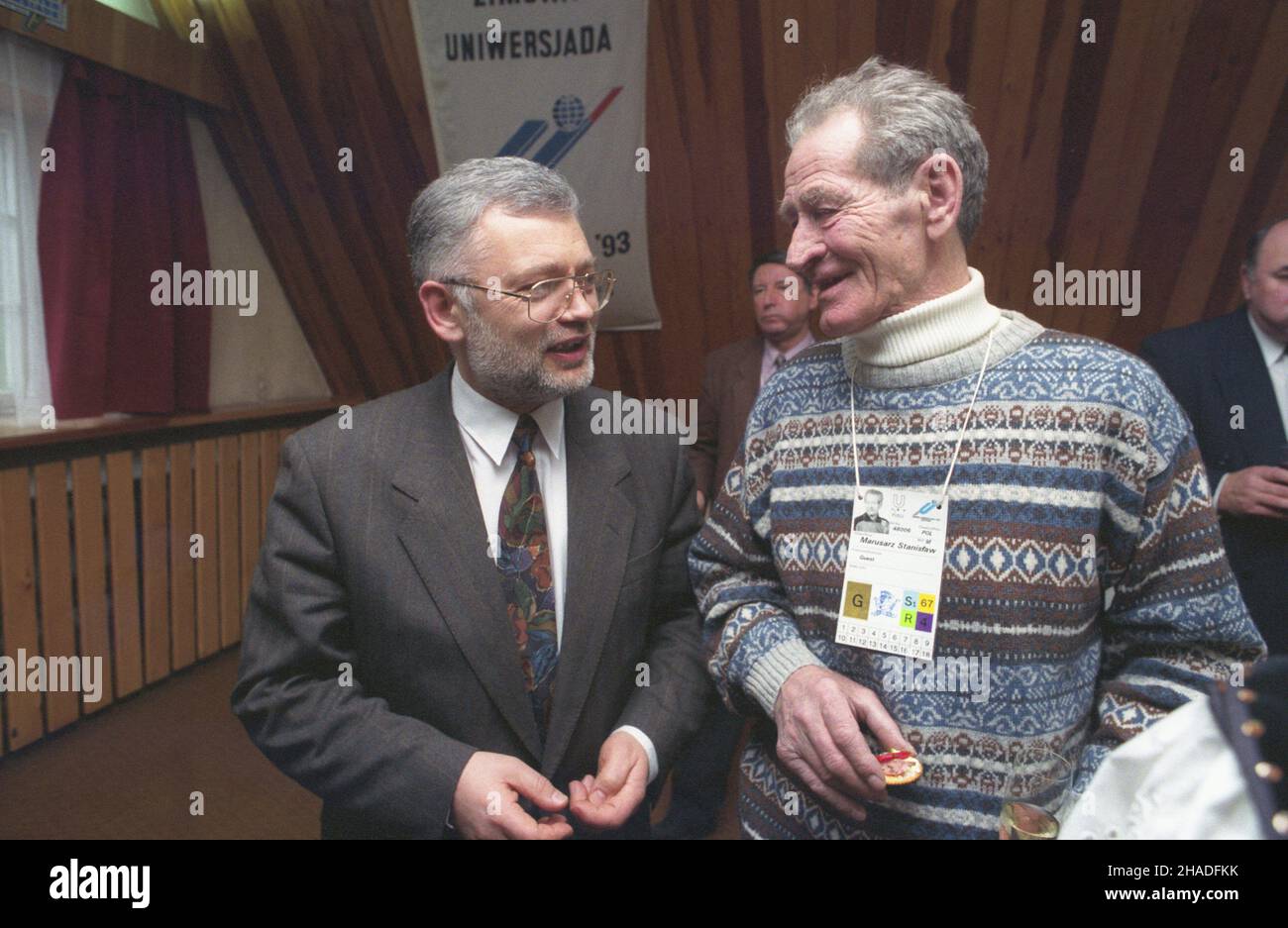 Zakopane 06.02.1993. XVI Zimowa Uniwersjada (6-14.02.1993). Uroczystoœæ otwarcia zawodów w pawilonie pod Wielk¹ Krokwi¹ im. Stanis³awa Marusarza. Nz. szef Biura Prasowego Prezydenta RP i rzecznik prasowy Prezydenta RP Andrzej Drzycimski (P) i narciarz Stanis³aw Marusarz. msa PAP/Maciej Belina Brzozowski Zakopane 6 February 1993. The 16th Winter World University Games (February 6-14, 1993). The opening ceremony in a pavilion at the foot of the Wielka Krokiew Mountain. Pictured: spokesman for Poland's President Andrzej Drzycimski (R) and skier Stanislaw Marusarz (2L). msa PAP/Macie Stock Photo