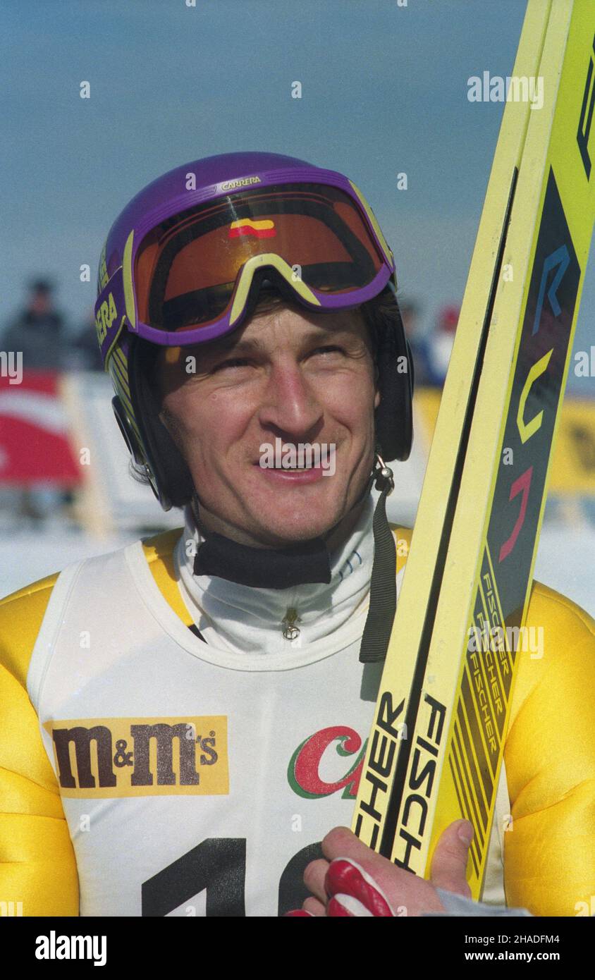 Zakopane 08.02.1993. XVI Zimowa Uniwersjada (6-14.02.1993). Konkurs skoków do kombinacji norweskiej. Nz. Stanis³aw Ustupski. msa PAP/Jacek Bednarczyk Zakopane 8 February 1993. The 16th Winter World University Games (February 6-14, 1993). A ski jumping competition as part of Nordic combined. Pictured: Stanislaw Ustupski. msa PAP/Jacek Bednarczyk Stock Photo