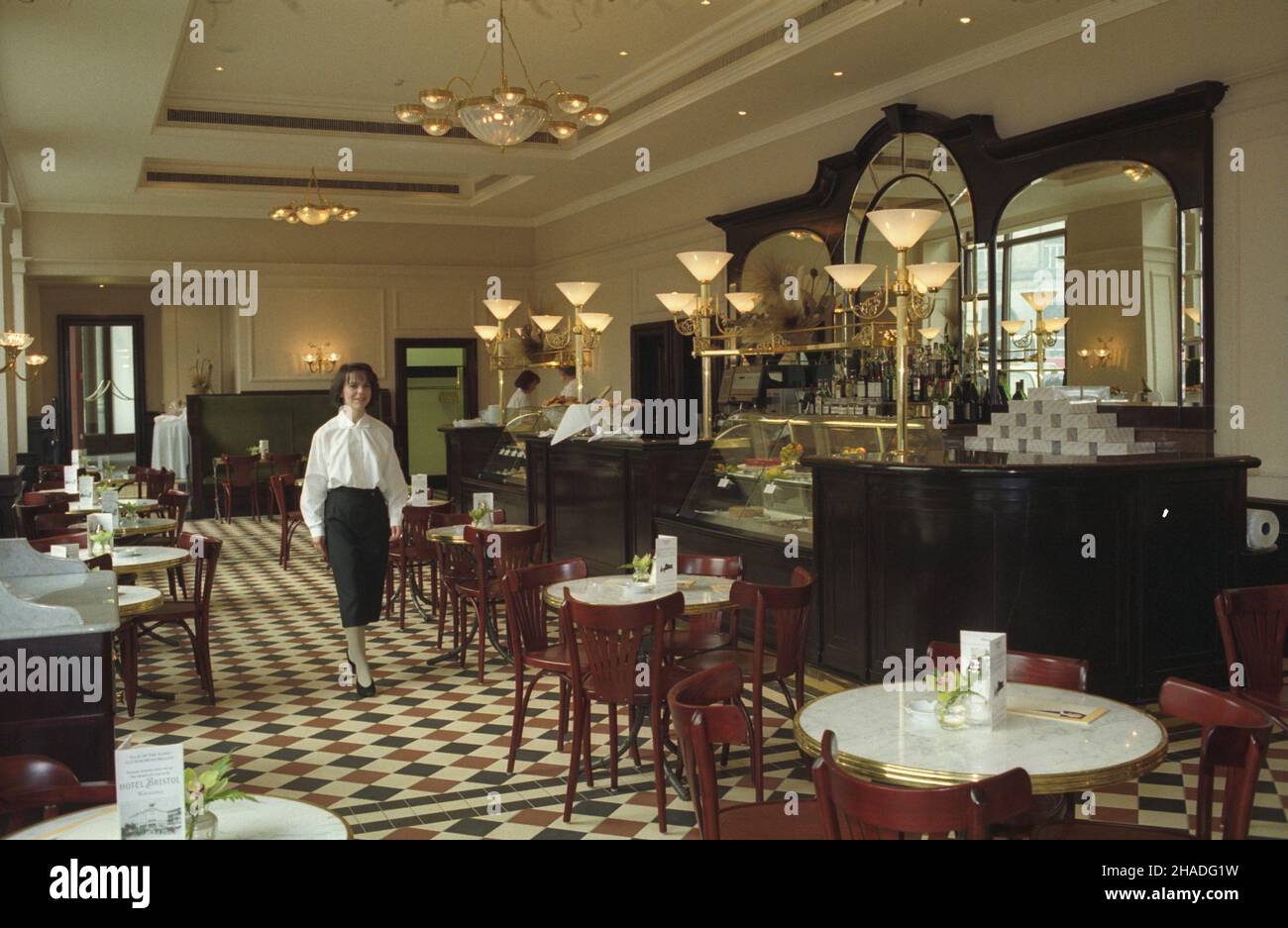 Warszawa 03.1993. Odrestaurowany hotel Bristol przy Krakowskim Przedmieœciu, tu¿ przed oficjalnym otwarciem (17 kwietnia), po wieloletnim remoncie. Nz. wnêtrze kawiarni. mw  PAP/Andrzej Rybczyñski    Dok³adny dzieñ wydarzenia nieustalony.         Warsaw March 1993. The renovated Bristol Hotel at Krakowskie Przedmiescie Street on the eve of the official inauguration (April 17) after a long-time work. Pictured: the interior of a coffee shop.   mw  PAP/Andrzej Rybczynski    Event date unknown. Stock Photo