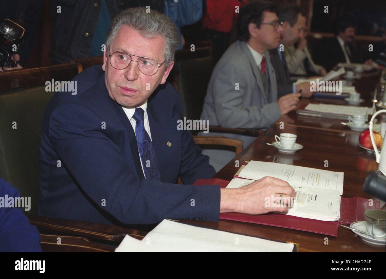 Warszawa 09.03.1993. Posiedzenie gabinetu premier RP Hanny Suchockiej. Rada Ministrów debatowa³a m.in. o szkolnictwie, przyjêto program pt. Dobra i nowoczesna szko³a. Nz. minister edukacji narodowej Zdobys³aw Flisowski (L). mw  PAP/Janusz Mazur         Warsaw, 9 March 1993. Prime Minister Hanna Suchocka's government at a sitting on education. Pictured: Education Minister Zdobyslaw Flisowski (L).  mw  PAP/Janusz Mazur Stock Photo