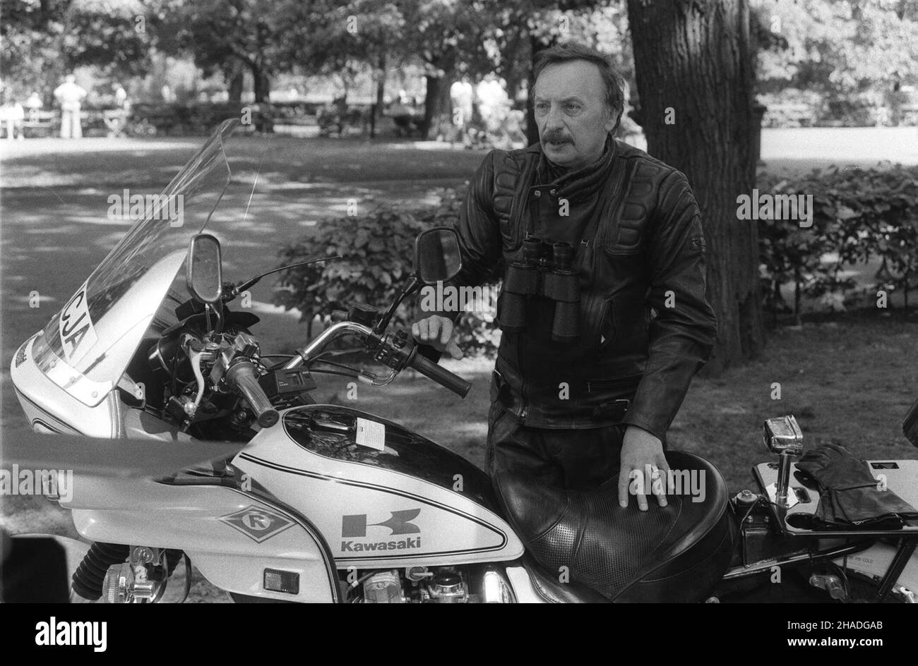 Warszawa 05.1993. Aktor Wojciech Pokora stoi przy motorze. PAP/CAF-Witold Rozmys³owicz  /bpt/ Stock Photo