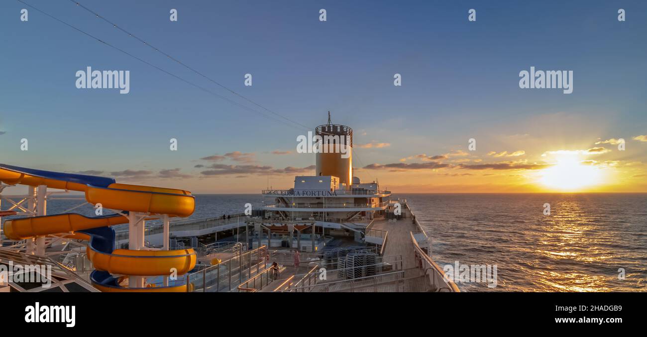 Sunbeds on cruise ship deck hi-res stock photography and images - Alamy