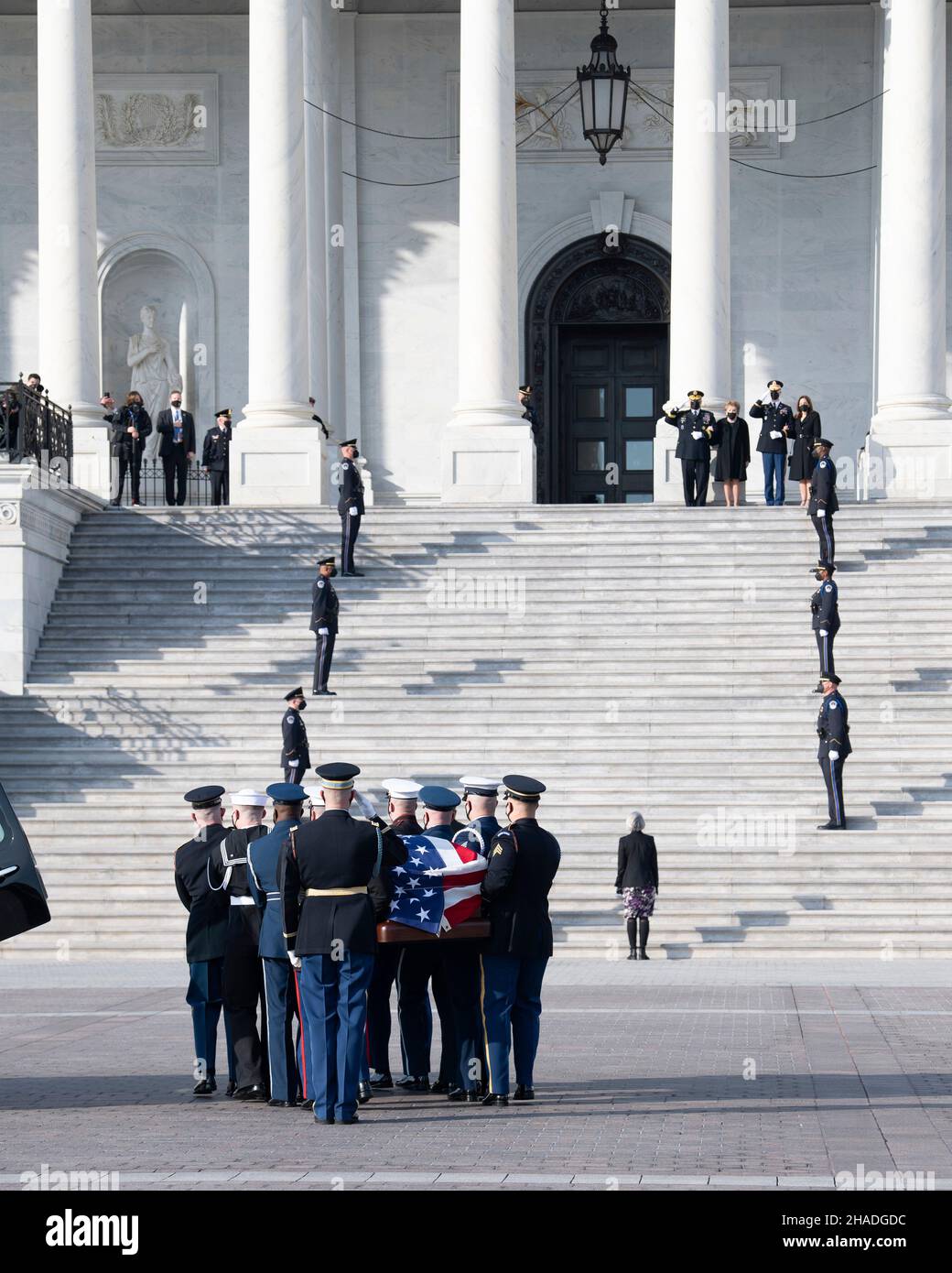 Washington, United States of America. 09 December, 2021. U.S. Armed Forces honor guard carry the flag-draped casket of World War II veteran and former Senator Robert Dole up the steps of the U.S. Capitol where it will lay in state,  December 9, 2021 in Washington, D.C. Senator Dole died at age 98 following a lifetime of service to the nation.  Credit: Sgt. Kevin Roy/U.S. Army/Alamy Live News Stock Photo