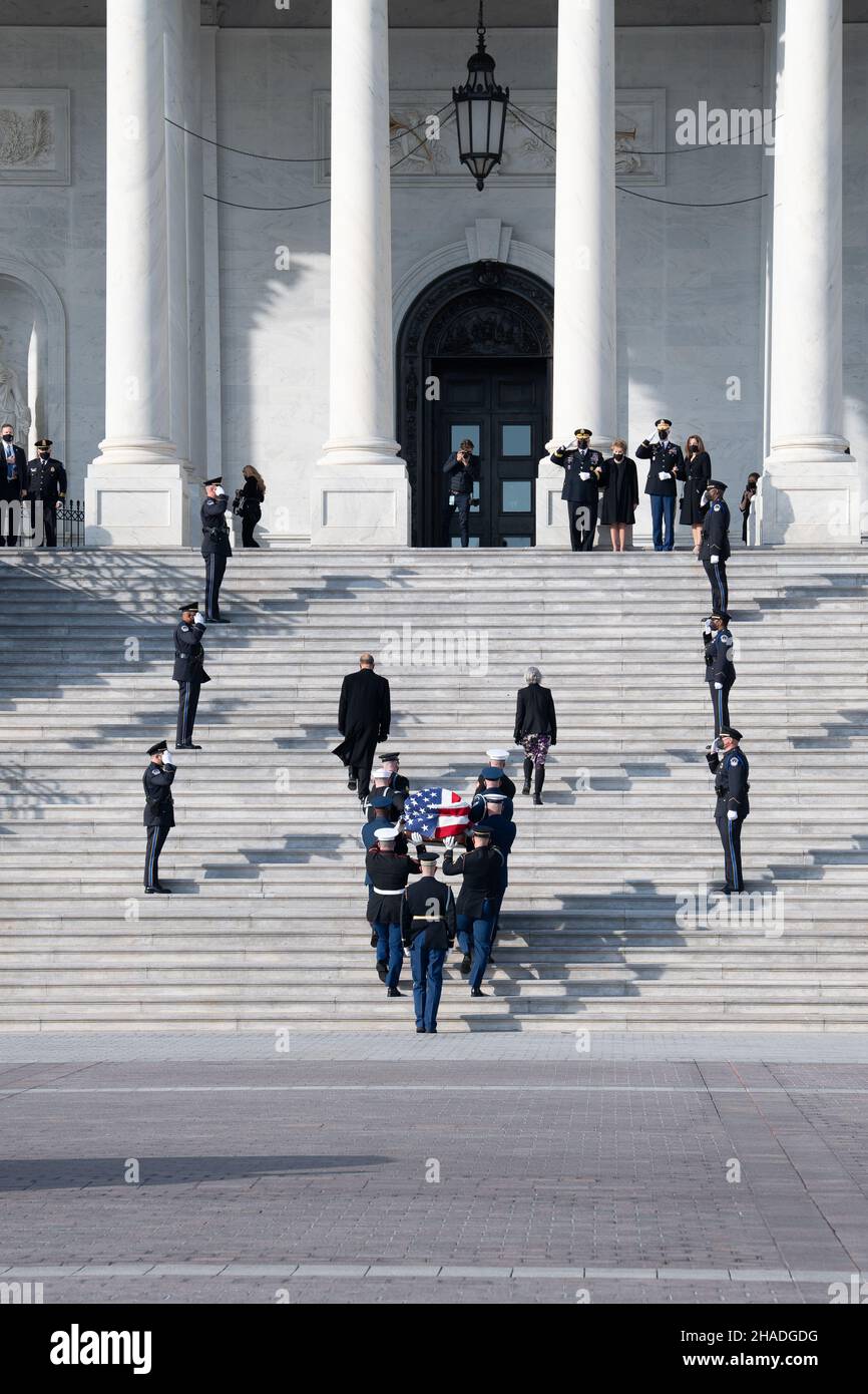 Washington, United States of America. 09 December, 2021. U.S. Armed Forces honor guard carry the flag-draped casket of World War II veteran and former Senator Robert Dole up the steps of the U.S. Capitol where it will lay in state, December 9, 2021 in Washington, D.C. Senator Dole died at age 98 following a lifetime of service to the nation.  Credit: Sgt. Kevin Roy/U.S. Army/Alamy Live News Stock Photo
