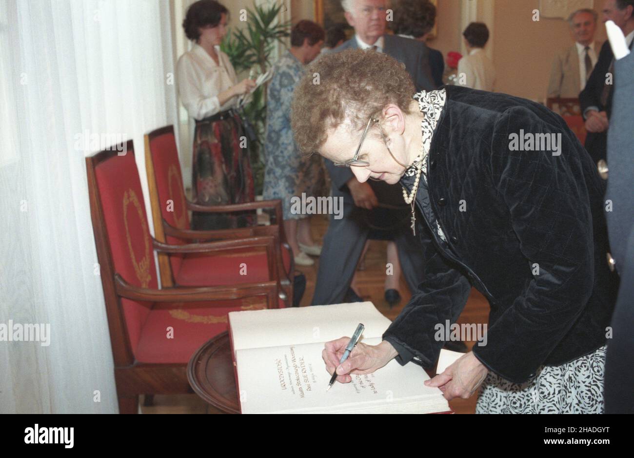 Warszawa 18.05.1993. Uroczystoœæ wrêczenia angielskiej dzia³aczce charytatywnej Sue Ryder tytu³u Honorowego Obywatela Miasta Sto³ecznego Warszawy, która odby³a siê w Urzêdzie Miasta przy placu Bankowym. Nz. Sue Ryder wpisuje siê do ksiêgi pami¹tkowej. ka  PAP/Andrzej Rybczyñski         Warsaw 18 May 1993. A ceremony to confer the title of Honorary Citizen of Warsaw on British charity activist Sue Ryder at the City Council in Bankowy Square. Pictured: Sue Ryder signs a vistors' book.  ka  PAP/Andrzej Rybczynski Stock Photo
