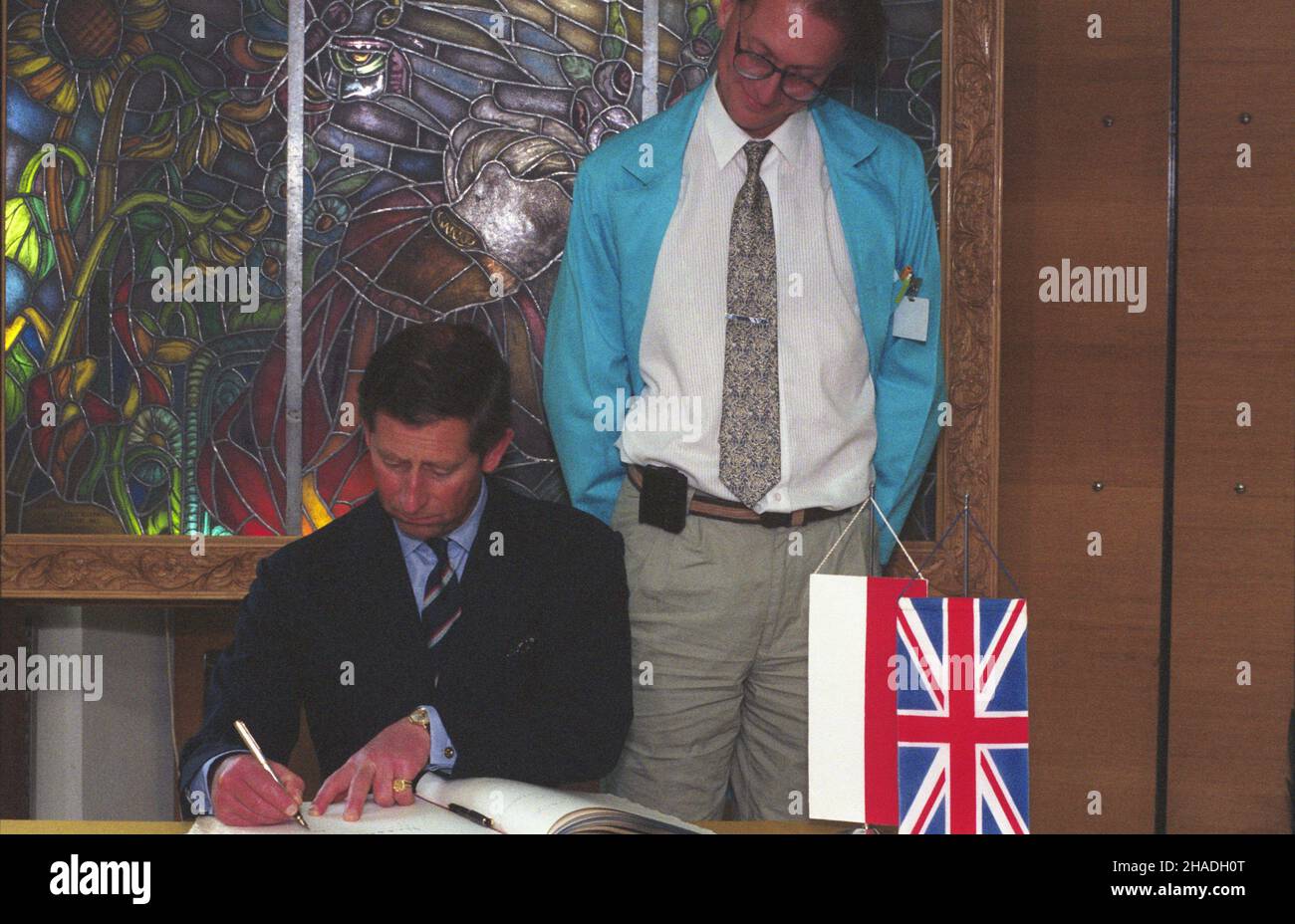 Warszawa 20.05.1993. Nastêpca tronu brytyjskiego, ksi¹¿ê Walii Karol w Polsce (17-20.05.1993). Wizyta w Centrum Zdrowia Dziecka (Instytut Pomnik-Centrum Zdrowia Dziecka) w Miêdzylesiu. Nz. ksi¹¿ê Karol wpisuje siê do ksiêgi pami¹tkowej szpitala-pomnika. Obok dyrektor CZD dr Pawe³ Januszewicz. ka  PAP/Teodor Walczak         Warsaw 20 May 1993. Prince Charles, Prince of Wales and first in the line of successors to the British throne, visits Poland (May 17-20, 1993). A visit to the Children's Memorial Health Centre in Miedzylesie. Pictured: Prince Charles signs a visitors' book. Next to him the h Stock Photo