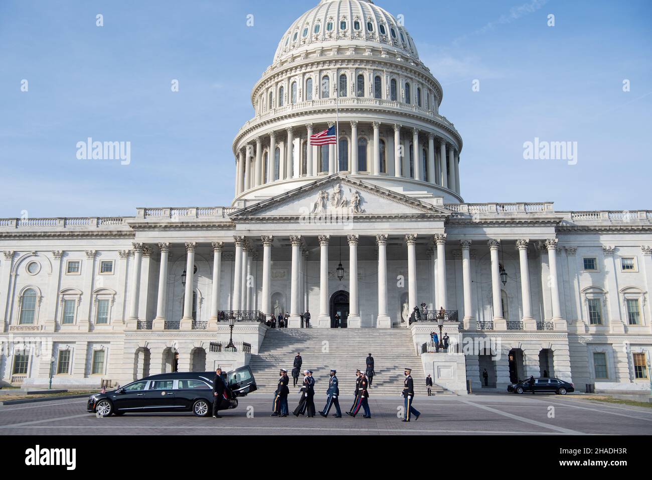 Washington, United States of America. 09 December, 2021. U.S. Armed Forces honor guard prepare to carry the flag-draped casket of World War II veteran and former Senator Robert Dole up the steps of the U.S. Capitol where it will lay in state,  December 9, 2021 in Washington, D.C. Senator Dole died at age 98 following a lifetime of service to the nation.  Credit: Sgt. Kevin Roy/U.S. Army/Alamy Live News Stock Photo