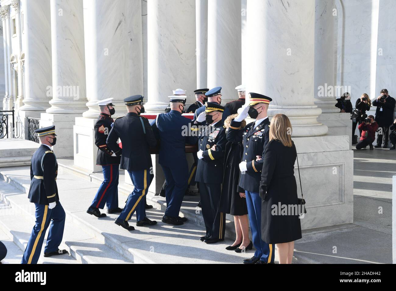 Washington, United States of America. 09 December, 2021. U.S. Armed Forces honor guard carry the flag-draped casket of World War II veteran and former Senator Robert Dole up the steps of the U.S. Capitol where it will lay in state, December 9, 2021 in Washington, D.C. Senator Dole died at age 98 following a lifetime of service to the nation.  Credit: Cpl. XaViera Masline/U.S. Army/Alamy Live News Stock Photo