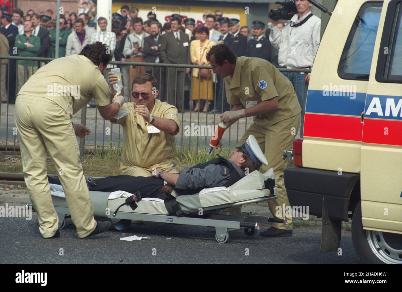 £ódŸ 26.05.1993. Przy alei Politechniki odbywa siê pokaz wspó³dzia³ania specjalistycznych jednostek ratowniczych. Nz. æwiczenia pogotowia ratunkowego - udzielanie pierwszej pomocy postrzelonemu w akcji policjantowi.  wb  PAP/Teodor Walczak       Lodz 26 May 1993. A rescue units cooperation show on Politechniki Avenue. Pictured: a medical rescue services unit during an exercise - first aid offered to a person shot during a police action.  wb  PAP/Teodor Walczak Stock Photo