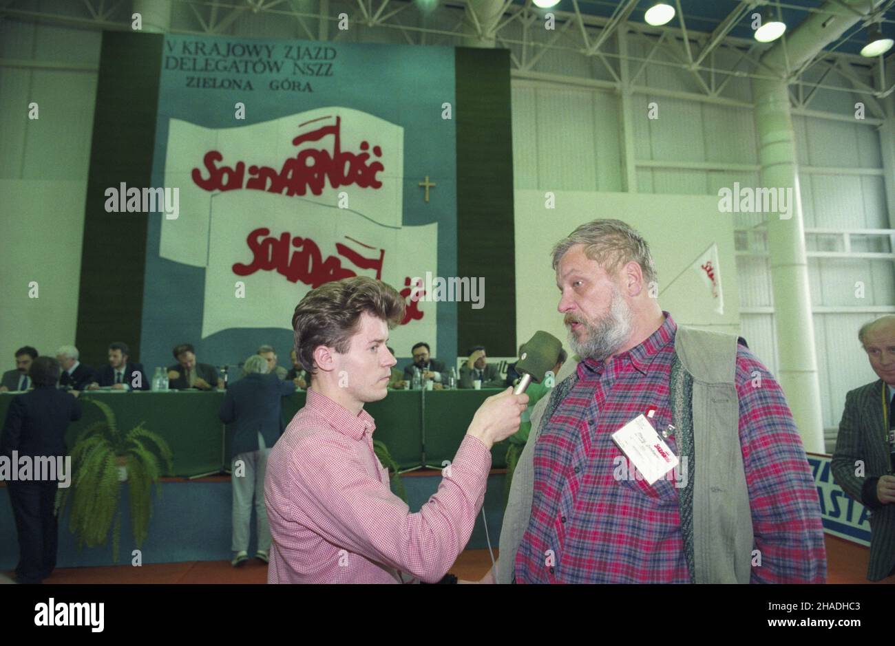 Zielona Góra 06.1993. V Krajowy Zjazd Delegatów Niezale¿nego Samorz¹dnego Zwi¹zku Zawodowego (NSZZ) Solidarnoœæ obradowa³ w dniach 25-27 czerwca w Wy¿szej Szkole In¿ynieryjnej. Zjazd postanowi³, ¿e Solidarnoœæ pójdzie do wyborów sama, nie bêdzie wchodziæ w sojusze wyborcze i koalicje. Nz. wywiadu udziela przewodnicz¹cy NSZZ Solidarnoœæ Region Mazowsze Maciej Jankowski (P). mw  PAP/Ryszard Janowski    Dok³adny dzieñ wydarzenia nieustalony.         Zielona Gora June 1993. The 5th National Congress of Solidarity Trade Union's Delegates, held at the Engineering College on June 25 to 27, decided th Stock Photo