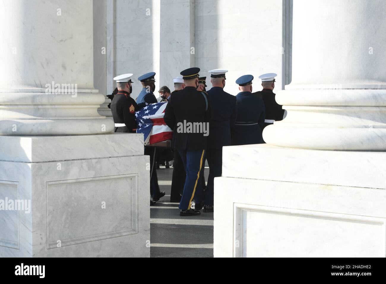 Washington, United States of America. 09 December, 2021. U.S. Armed Forces honor guard carry the flag-draped casket of World War II veteran and former Senator Robert Dole into the U.S. Capitol where it will lay in state, December 9, 2021 in Washington, D.C. Senator Dole died at age 98 following a lifetime of service to the nation.  Credit: Cpl. XaViera Masline/U.S. Army/Alamy Live News Stock Photo