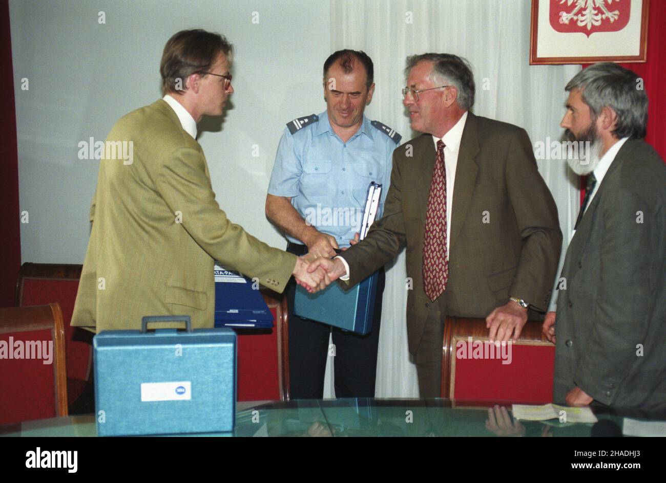 Warszawa 04.06.1993. 1,5 tony testów antynarkotykowych w postaci walizek i wk³adów uzupe³niaj¹cych wartoœci 250 tysiêcy marek przekazali Niemcy polskiej Policji i Stra¿y Granicznej. Nz. symboliczne przekazanie walizki Komendantowi G³ównemu Policji Zenonowi Smolarkowi (2L) i zastêpcy Komendanta G³ównego Stra¿y Granicznej Wojciechowi Brochwicz-Raduchowskiemu (L) przez ambasadora Niemiec w Polsce Franza Bertelego (2P). ka  PAP/Adam Urbanek         Warszawa 04 June 1993. Polish police and border guards receive from Germany 1.5 ton of drug-detecting tests in the form of suitcases and cartriges wort Stock Photo