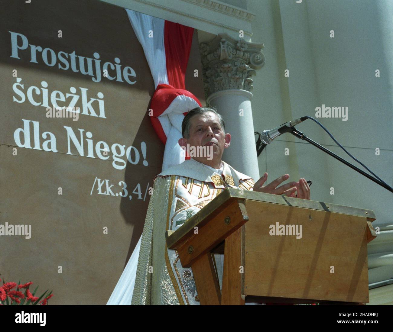 Warszawa 10.06.1993. Obchody Œwiêta Najœwiêtszego Cia³a i Krwi Chrystusa (Bo¿e Cia³o) z udzia³em prezydenta RP. Po mszy œwiêtej procesja przechodzi ulic¹ Krakowskie Przedmieœcie. Nz. prymas Polski kardyna³ Józef Glemp. meg PAP/Janusz Mazur Warsaw 10 June 1993. Corpus Christi ceremonies attended by Poland's president. After the Holy Mass the procession goes along Krakowskie Przedmiescie Street. Pictured: Primate of Poland Cardinal Jozef Glemp. ka PAP/Janusz Mazur Stock Photo