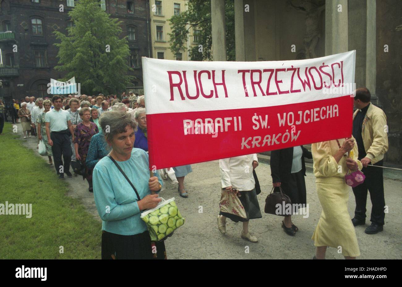 Kraków 19.06.1993. Pierwszy Krakowski Marsz TrzeŸwoœci wyruszy³ spod koœcio³a œw. Floriana na placu Matejki. Uczestniczyli w nim wierni z wielu parafii. Nz. grupa z parafii œw. Wojciecha. mw  PAP/Jacek Bednarczyk         Cracow, 19 June 1993. The first Cracow Sobriety March sets off from St Florian Church in Matejki Square with many parishioners taking part. Pictured: a group from St Adalbert parish.  mw  PAP/Jacek Bednarczyk Stock Photo