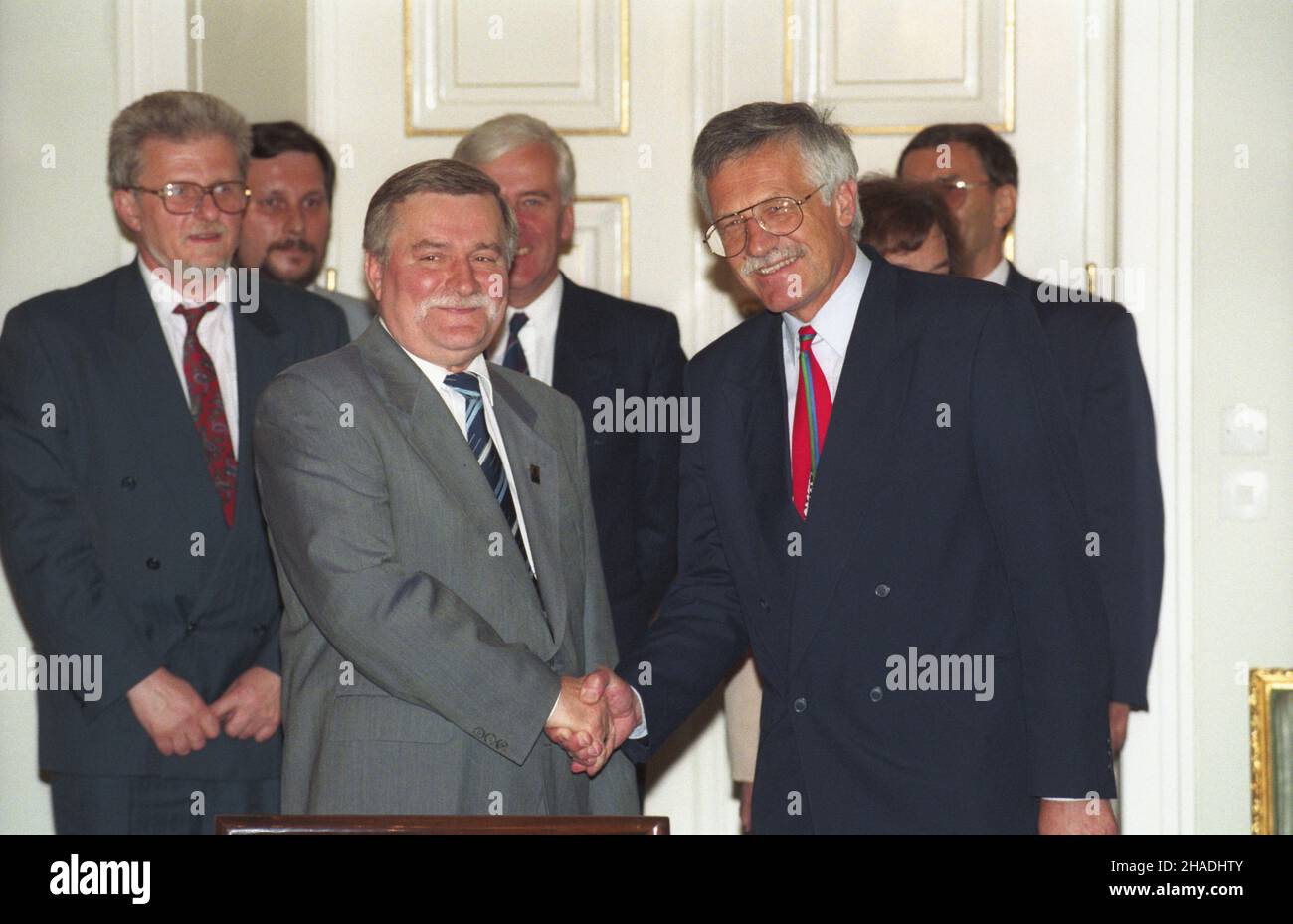 Warszawa 24.06.1993. Premier Republiki Czeskiej Vaclav Klaus z wizyt¹ w Polsce w dniach 24-25 czerwca. Nz. spotkanie w Belwederze prezydenta RP Lecha Wa³êsy (C) i premiera Klausa (P). mw PAP/Janusz Mazur Warsaw, 24 June 1993. Czech Prime Minister Vaclav Klaus (R) and Polish President Lech Walesa (C) in the Belvedere Palace during Klaus's visit in Poland (June 24-25). mw PAP/Janusz Mazur Stock Photo