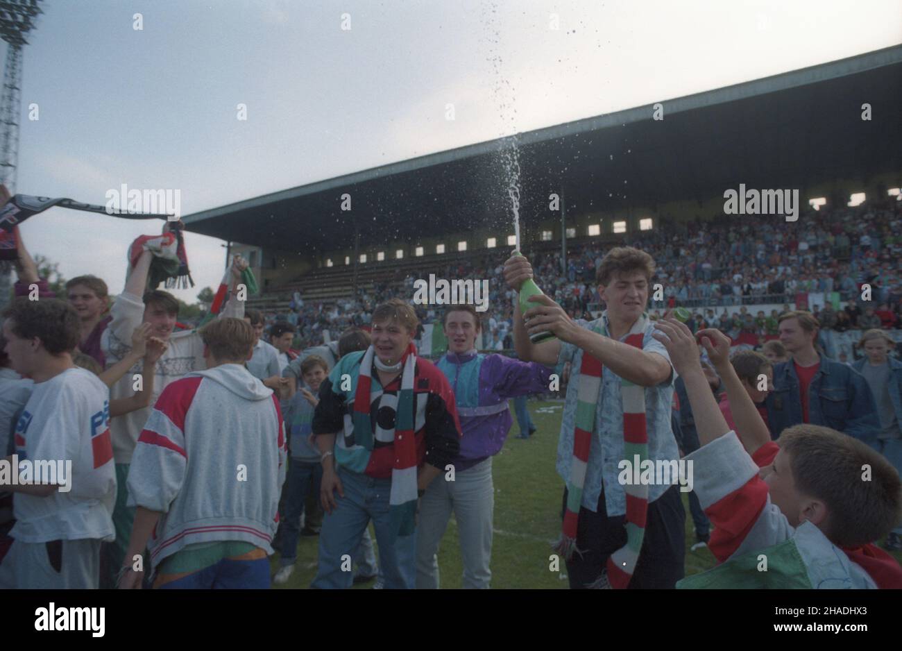 Warszawa 22.06.1993. Stadion Wojska Polskiego im. Marsza³ka Józefa Pi³sudskiego przy ul. £azienkowskiej, kibice œwiêtuj¹ zdobycie tytu³u Mistrza Polski przez Centralny Wojskowy Klub Sportowy Legia Warszawa (CWKS Legia).  mw  PAP/Teodor Walczak         Warsaw 22 June 1993. The Marshal Jozef Pilsudski Legia Polish Army stadium at Lazienkowska Street; celebrating fans after the Legia Warszawa Central Military Sport Club (CWKS Legia) has won the title of Poland's Football Champion.   mw  PAP/Teodor Walczak Stock Photo