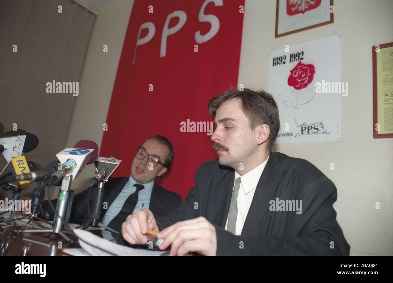 Warszawa 16.07.1993. Konferencja prasowa Centralnego Komitetu Wykonawczego Polskiej Partii Socjalistycznej (CKW PPS) na temat udzia³u cz³onków PPS w wyborach na listach Sojuszu Lewicy Demokratycznej (SLD). Nz. na pytania dziennikarzy odpowiadaj¹: przewodnicz¹cy CKW Grzegorz Ilka (P) i przewodnicz¹cy Krajowego Komitetu Wyborczego Mariusz Ratajczak (L). mw  PAP/Adam Urbanek         Warsaw 16 July 1993. Press conference of the Polish Socialist Party Central Executive Committee (CKW PPS) on PPS members participation in lists of the Democratic Left Alliance (SLD). Pictured: Replying to journalists' Stock Photo