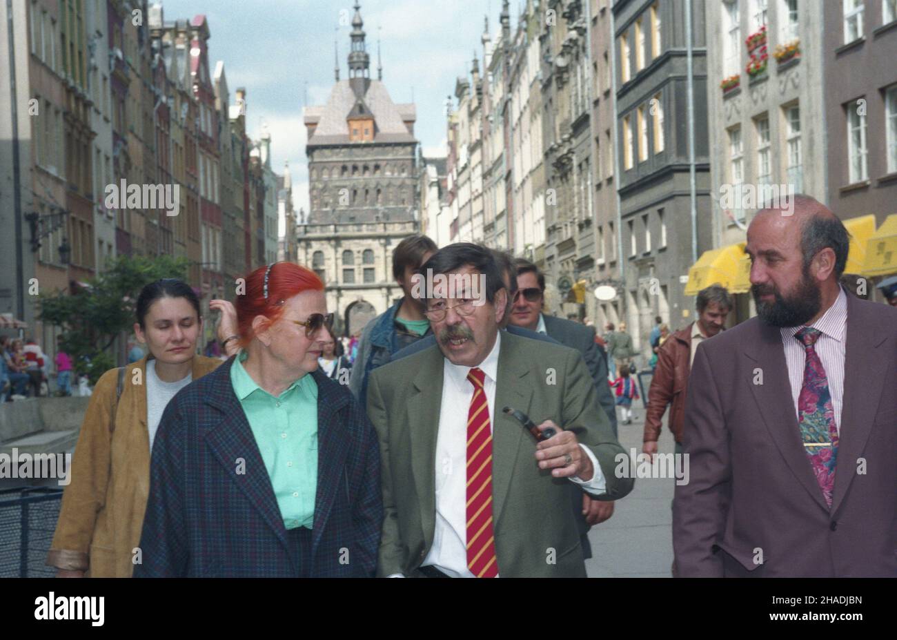 Gdañsk 26.07.1993. Guenter Grass, niemiecki pisarz i gdañszczanin, otrzyma³ tytu³ Honorowego Obywatela Miasta Gdañska. Nz. m.in. Guenter Grass (C), prezydent Miasta Gdañska Franciszek Jamro¿ (P) na ulicy D³ugiej podczas spaceru po G³ównym Mieœcie.   mta  PAP/Stefan Kraszewski          Gdansk 26 July 1993. Guenter Grass, a German writer who spent his childhood in Gdansk, received honorary citizenship of the city. Pictured among others: Guenter Grass (C), Gdansk mayor Franciszek Jamroz (R) taking a stroll along Dluga Street in the historical part of the city.    mta  PAP/Stefan Kraszewski Stock Photo