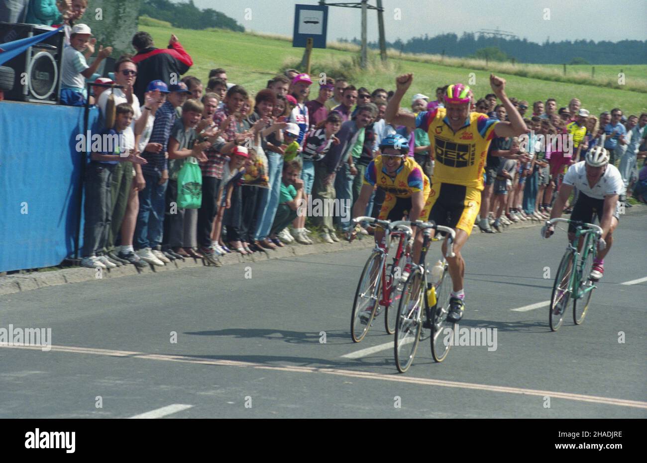 Jelenia Góra 07.08.1993. Górskie Mistrzostwa Polski w kolarstwie szosowym. Nz. kolarze - triumfatorzy mistrzostw na mecie wyœcigu - wicemistrz Polski Tomasz Bro¿yna (1L), mistrz Polski Zbigniew Pi¹tek (2L), zdobywca trzeciego miejsca Andrzej Spytkowski (1P). mta PAP/Adam Hawa³ej Jelenia Gora 7 August 1993. Poland's Mountain Biking Championships. Pictured: crossing the finish line - Poland's vice champion Tomasz Brozyna (1L), Poland's champion Zbigniew Piatek (2L), 3rd place winner Andrzej Spytkowski (1R). mta PAP/Adam Hawalej Stock Photo